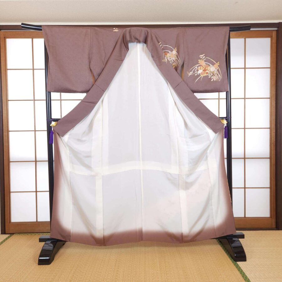 Houmongi in mauve brocade with flowers