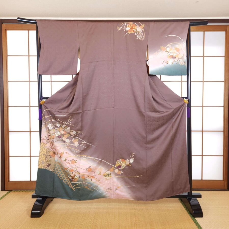 Houmongi in mauve brocade with flowers