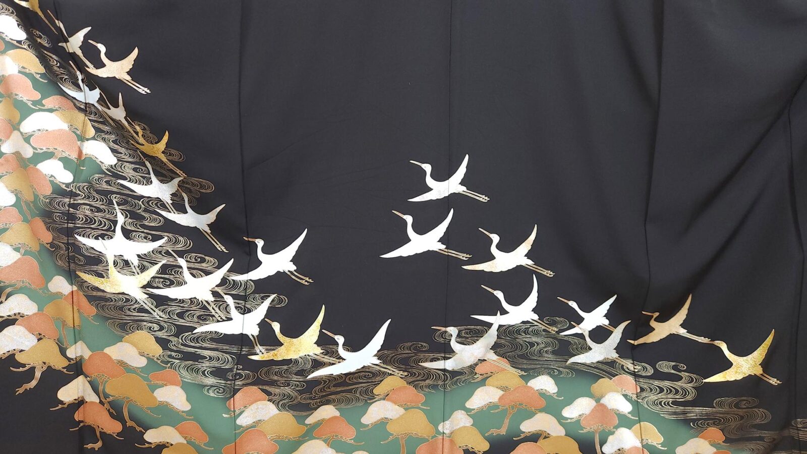 Kuro Tomesode with elegant golden cranes