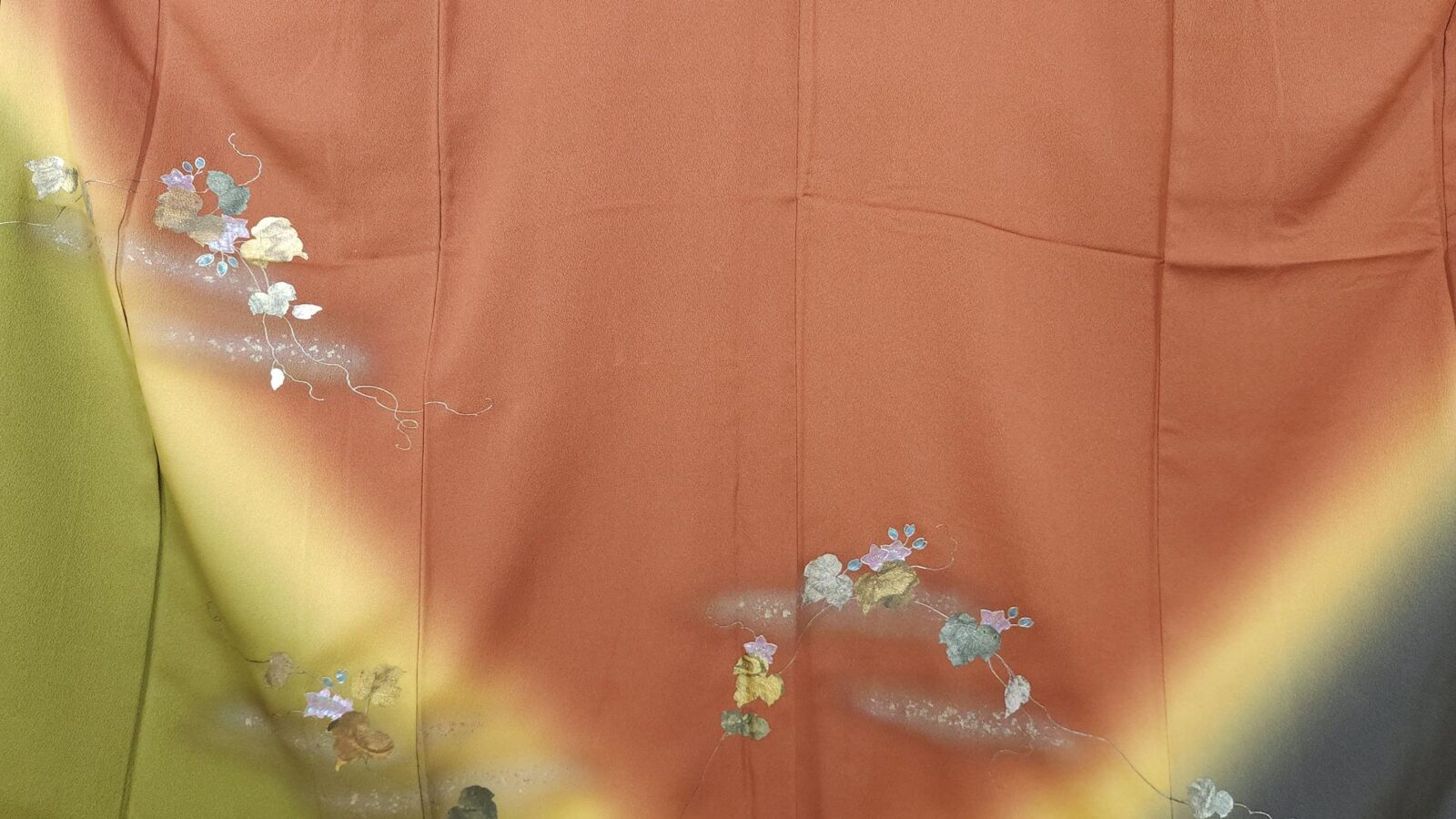 Brown-orange Houmongi with iridescent leaves