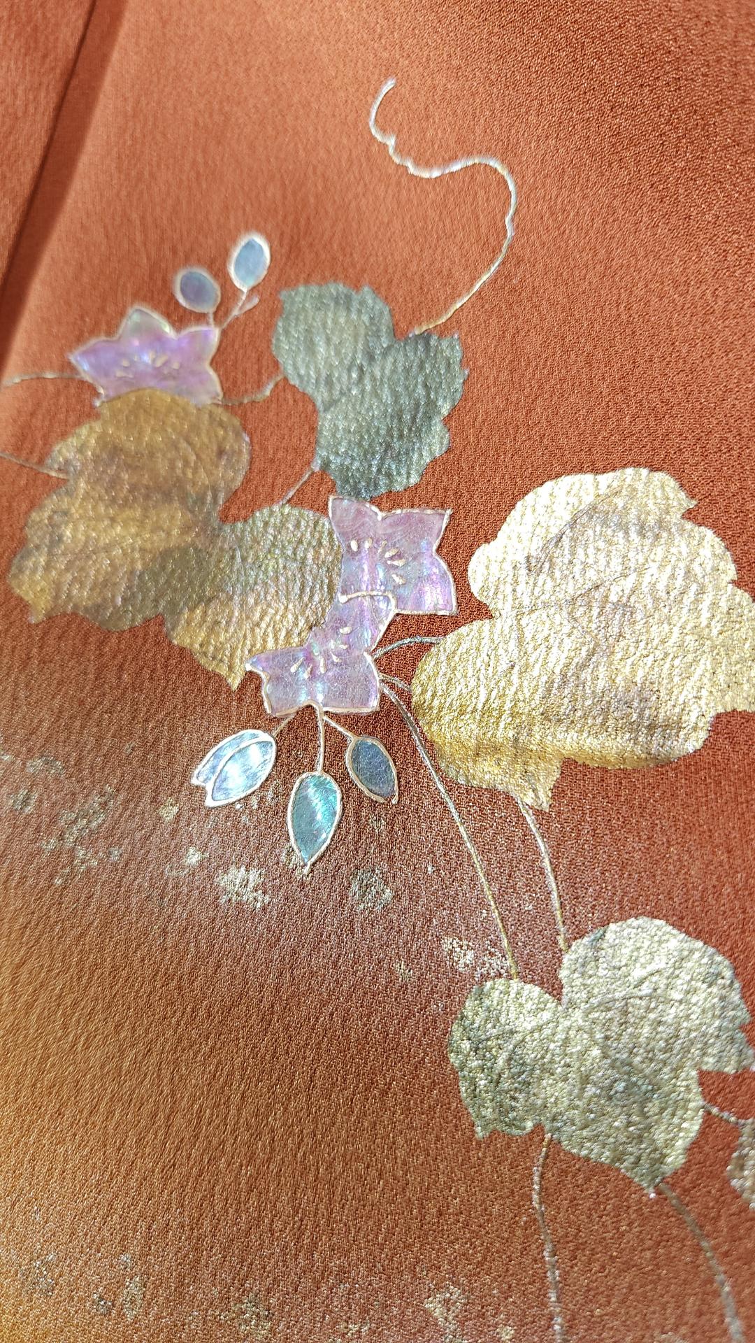 Brown-orange Houmongi with iridescent leaves