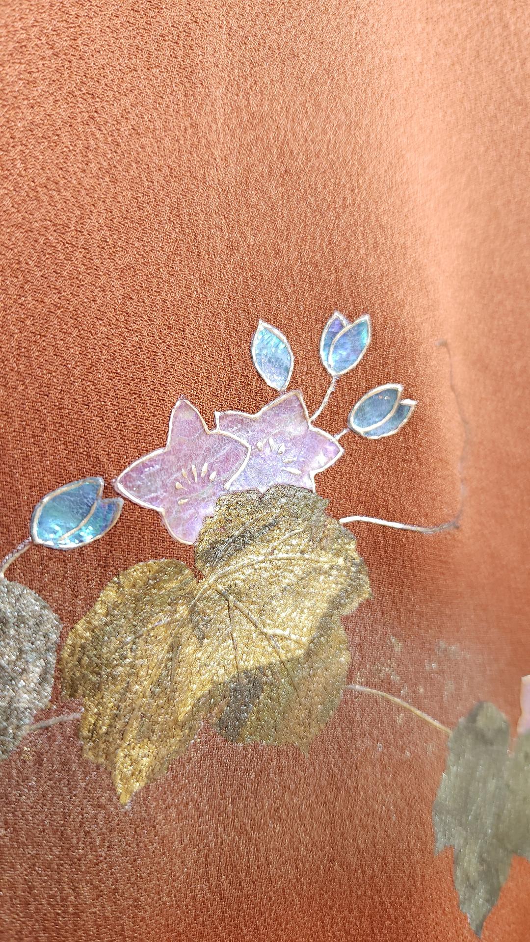 Brown-orange Houmongi with iridescent leaves