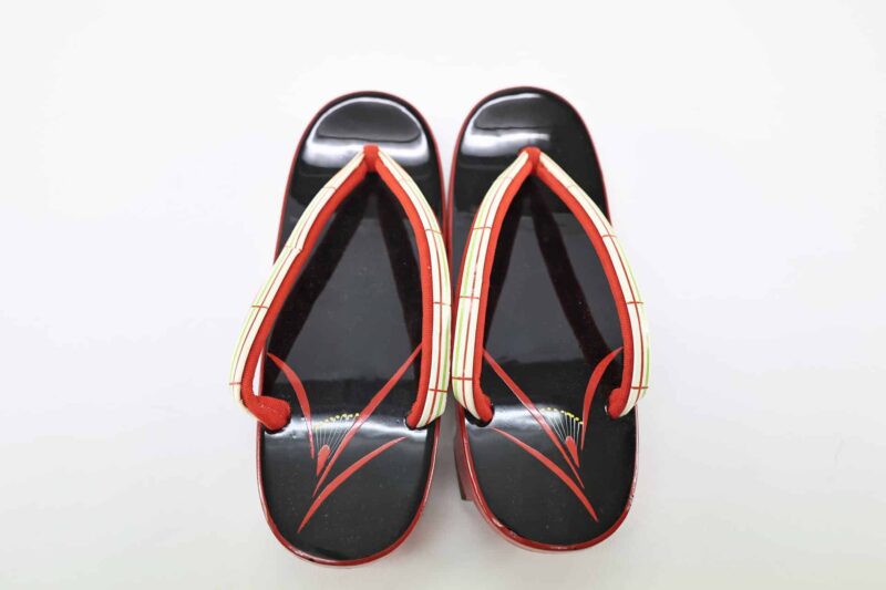 Geta with red and yellow flower motif