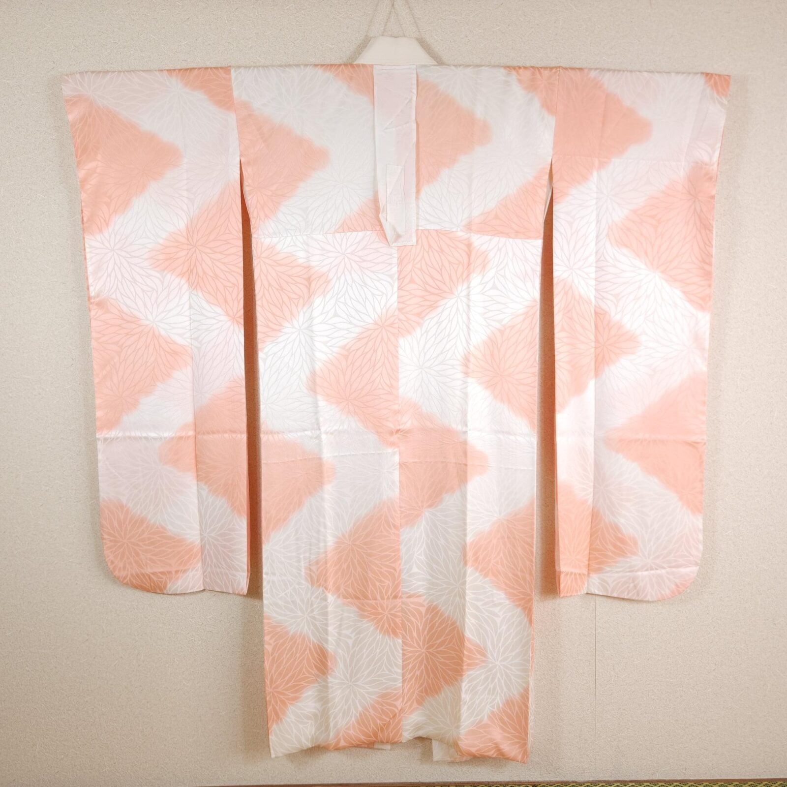 Nagajuban Furisode in salmon pink Kiku brocade