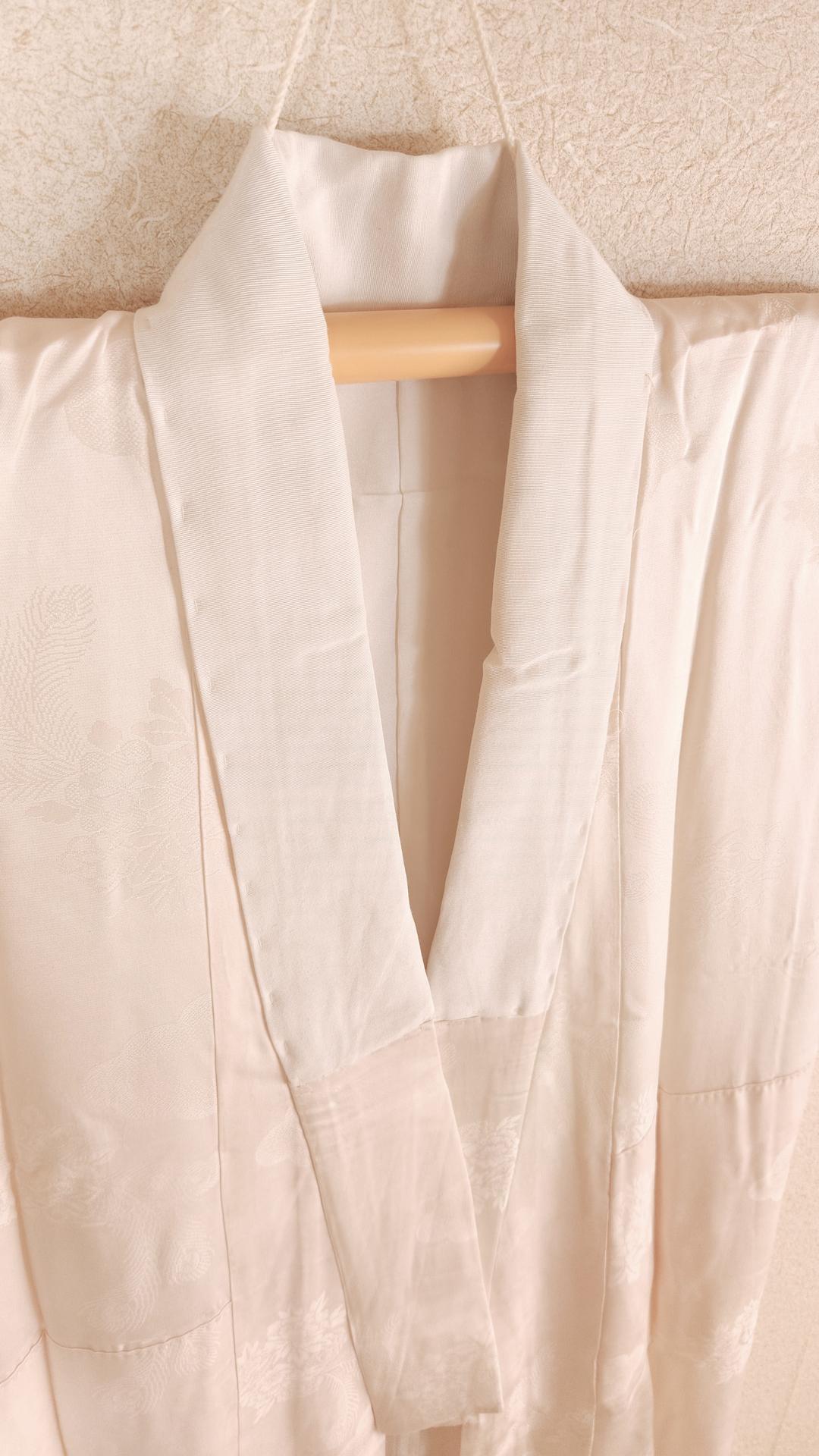 Nagajuban in cream-colored floral brocade