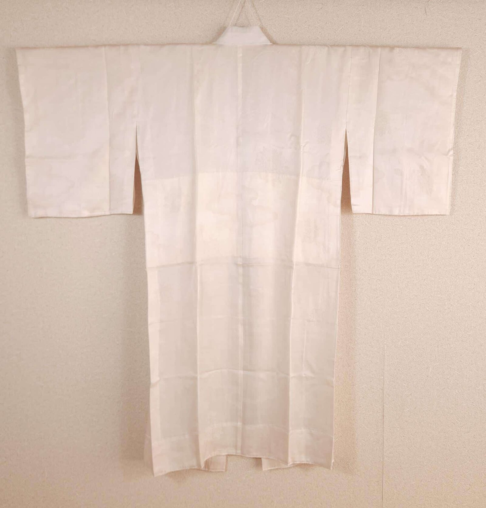 Nagajuban in cream-colored floral brocade