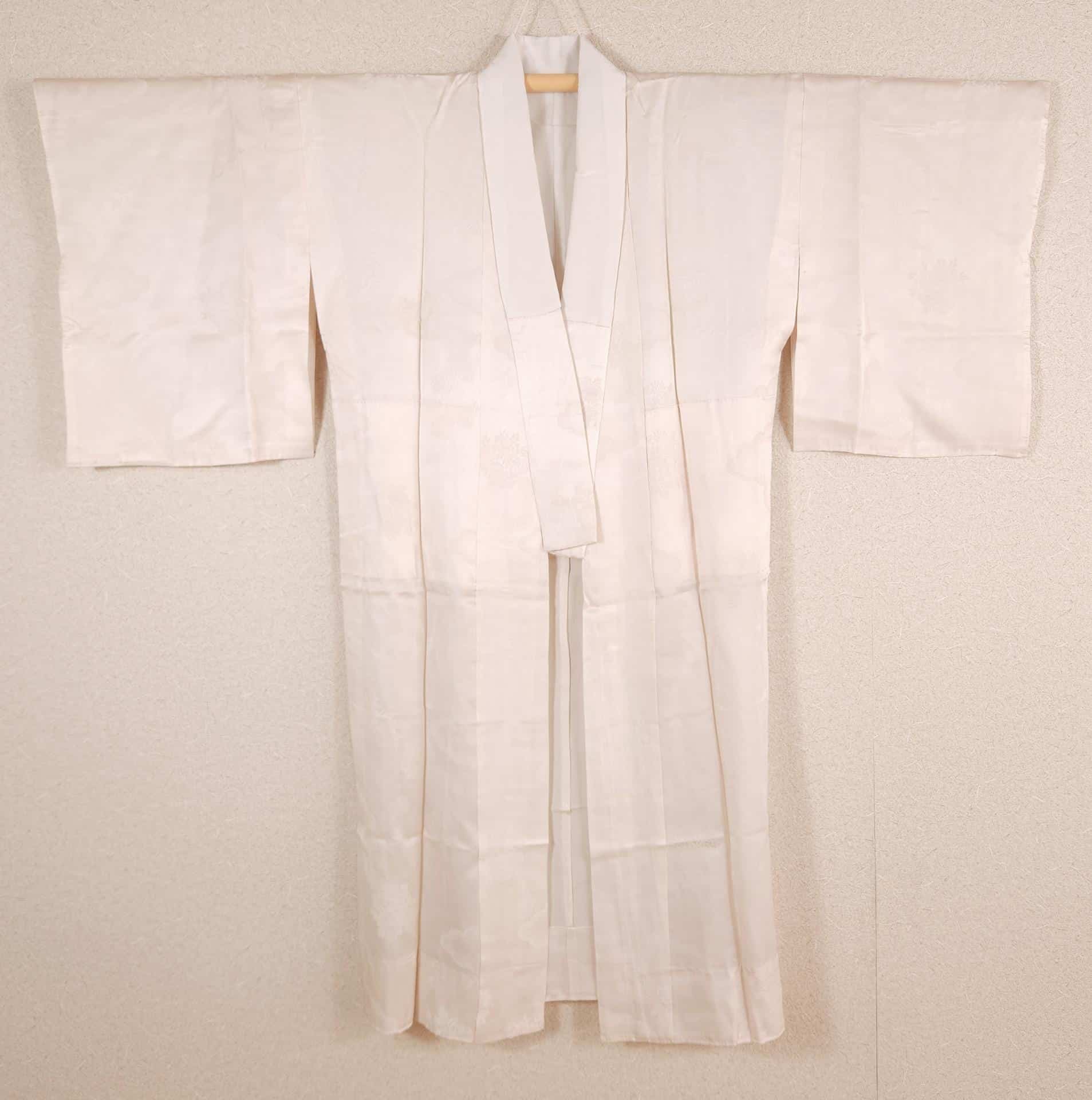 Nagajuban in cream-colored floral brocade