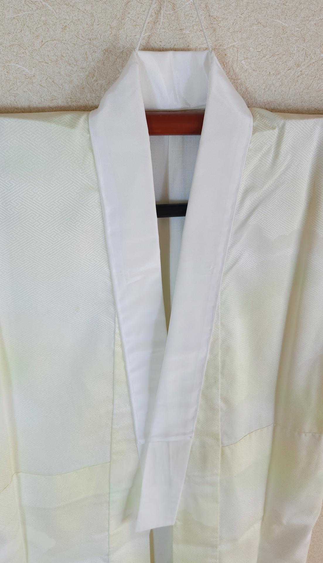 Nagajuban in green yellow Sayagata-patterned brocade
