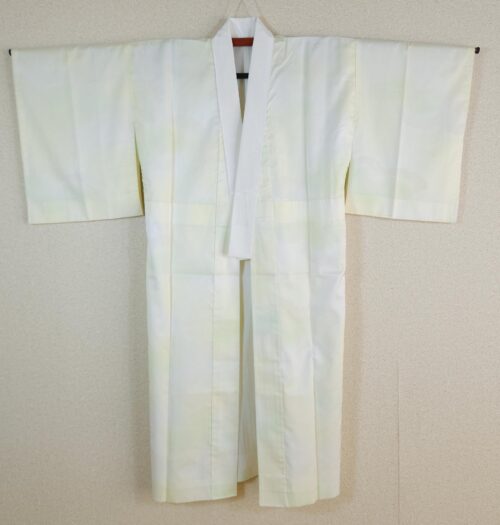 Nagajuban in green yellow Sayagata-patterned brocade