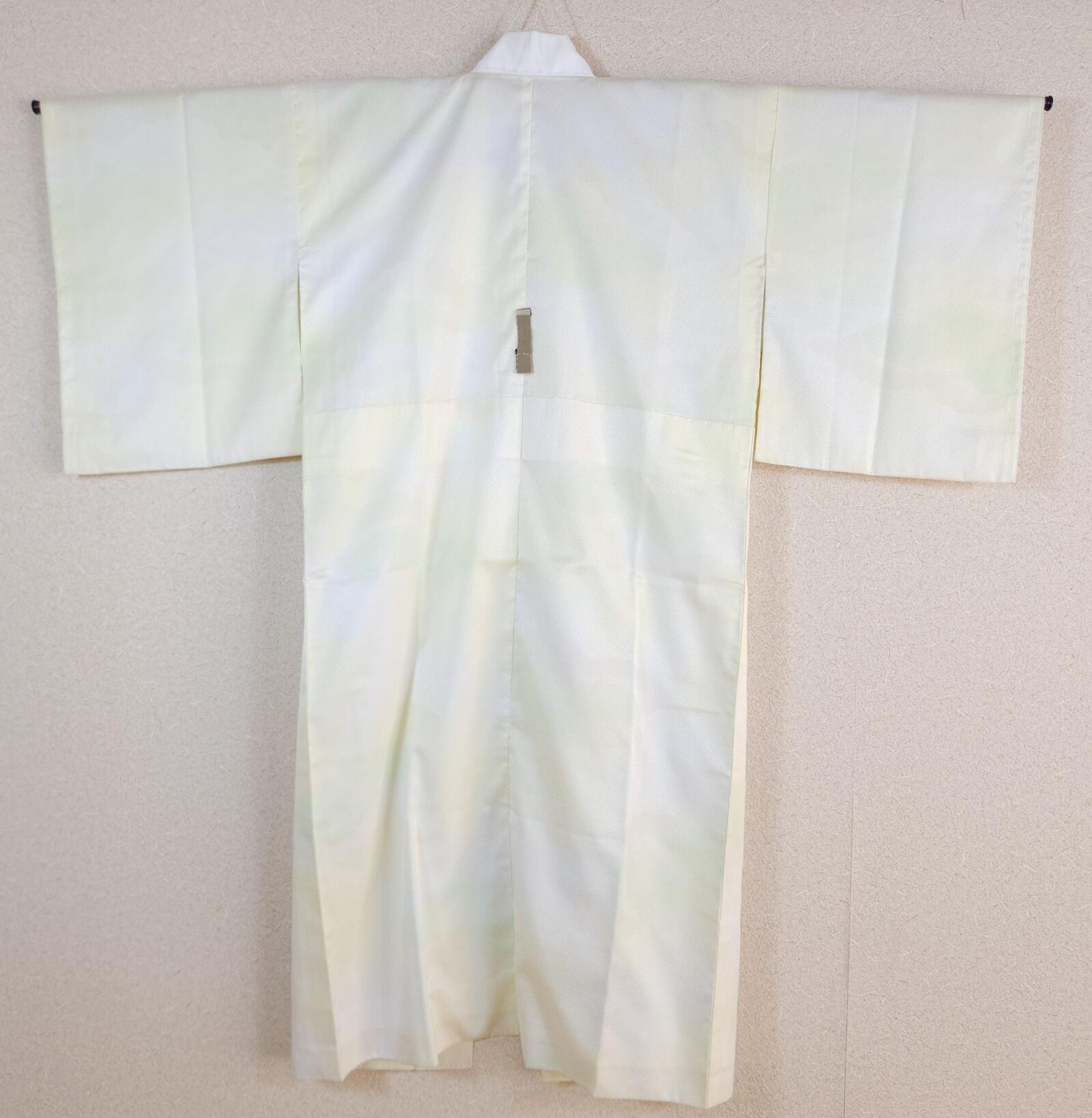 Nagajuban in green yellow Sayagata-patterned brocade