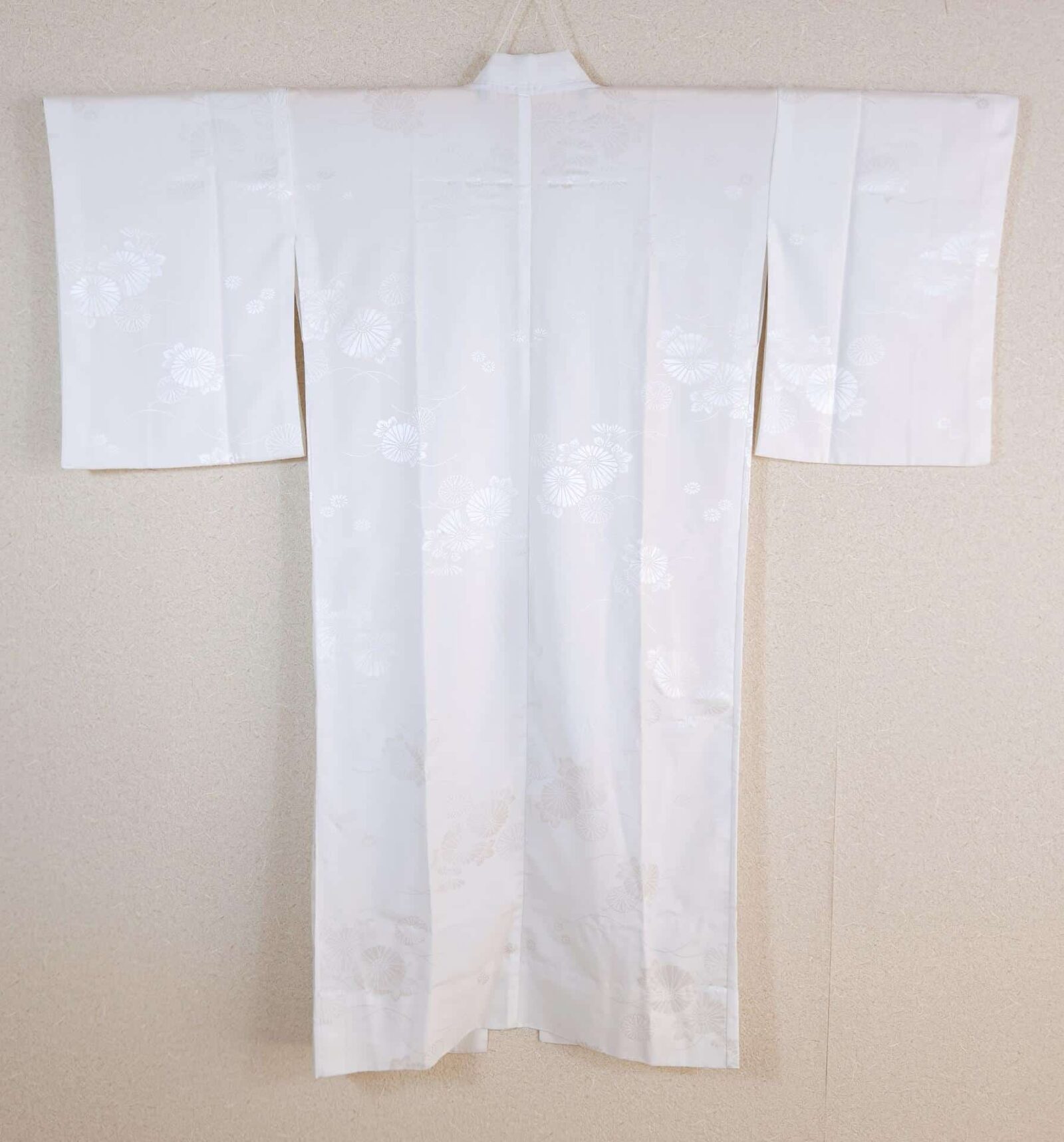 Nagajuban in white Kiku-patterned brocade
