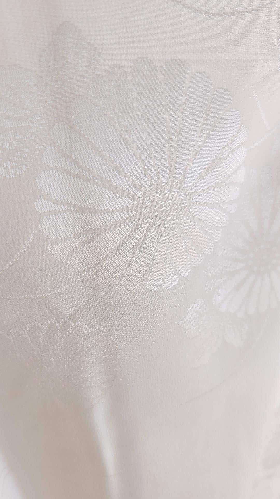 Nagajuban in white Kiku-patterned brocade