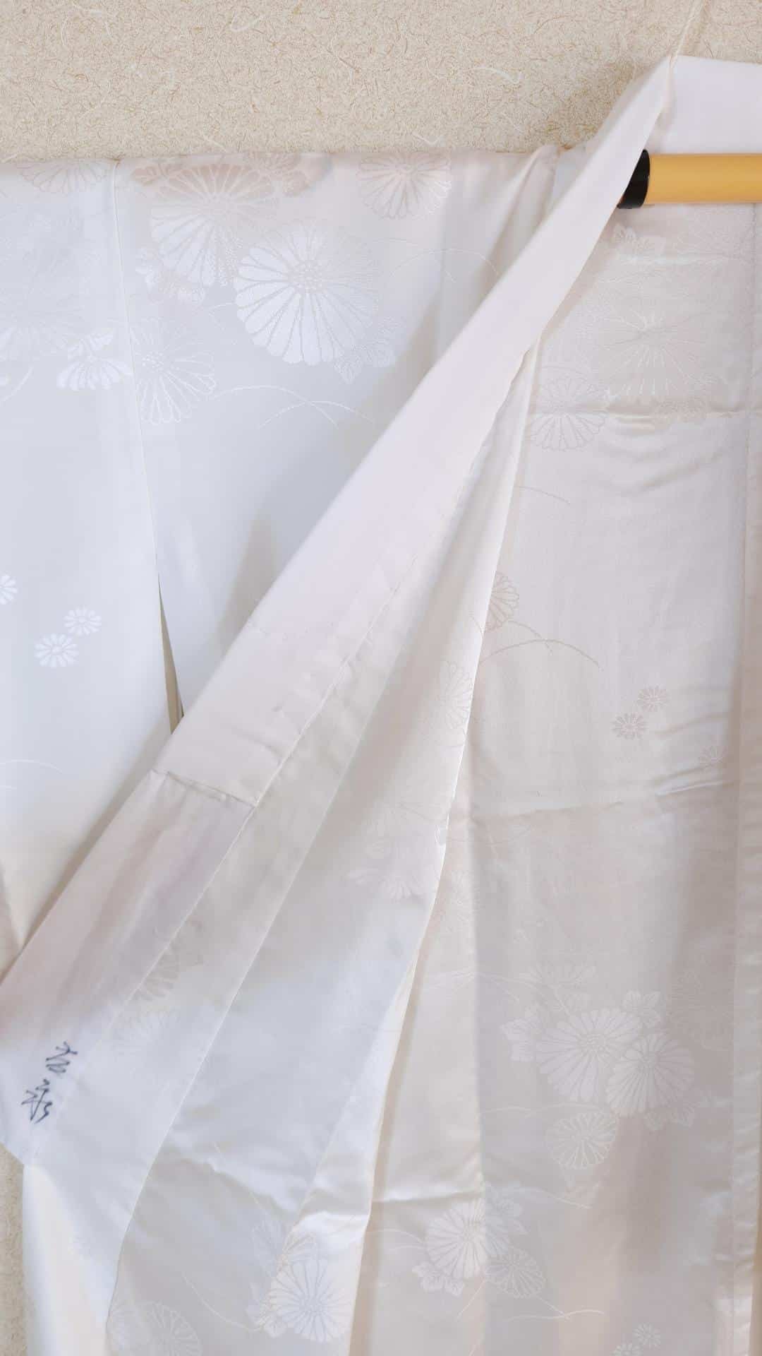 Nagajuban in white Kiku-patterned brocade