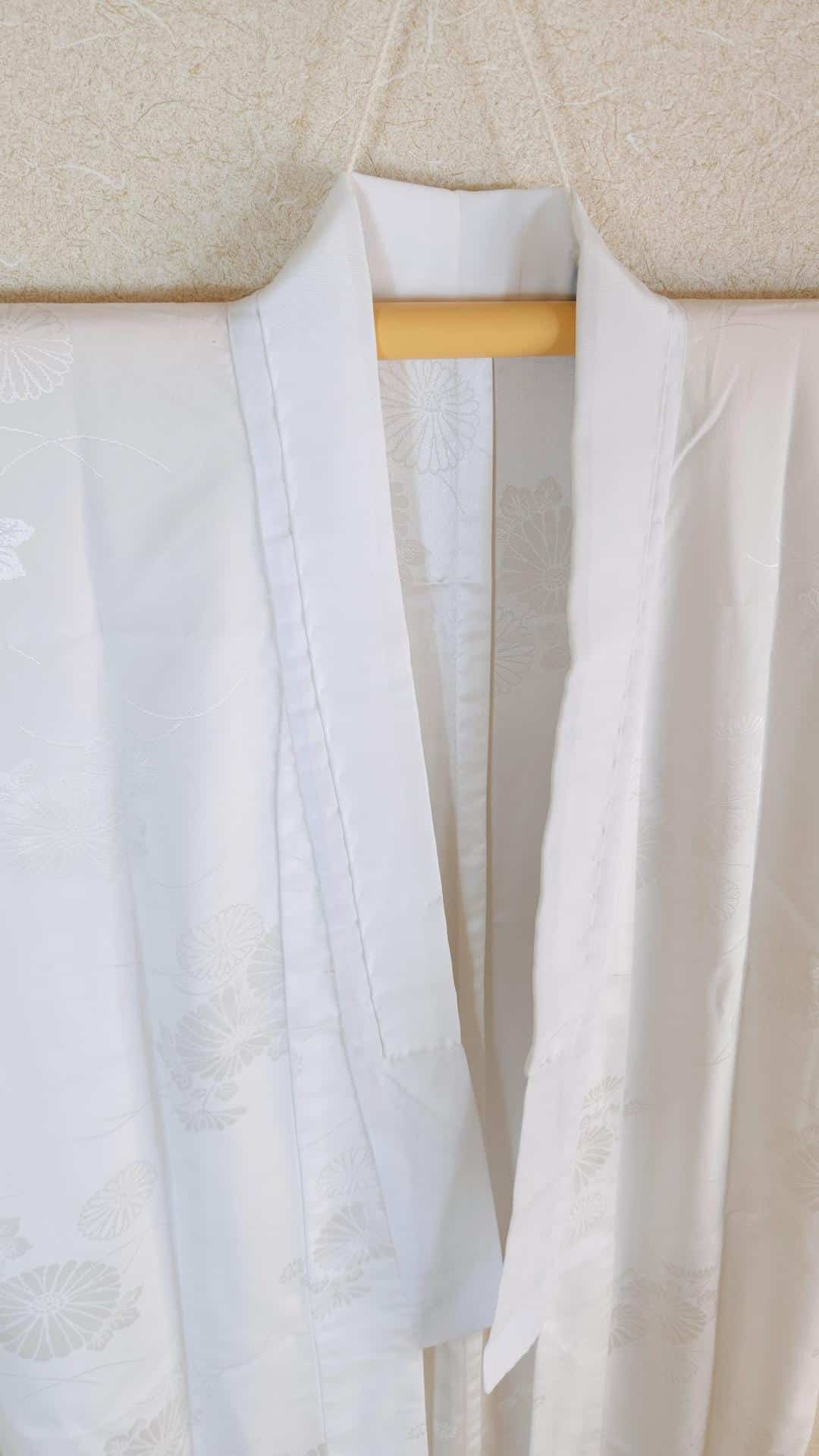 Nagajuban in white Kiku-patterned brocade