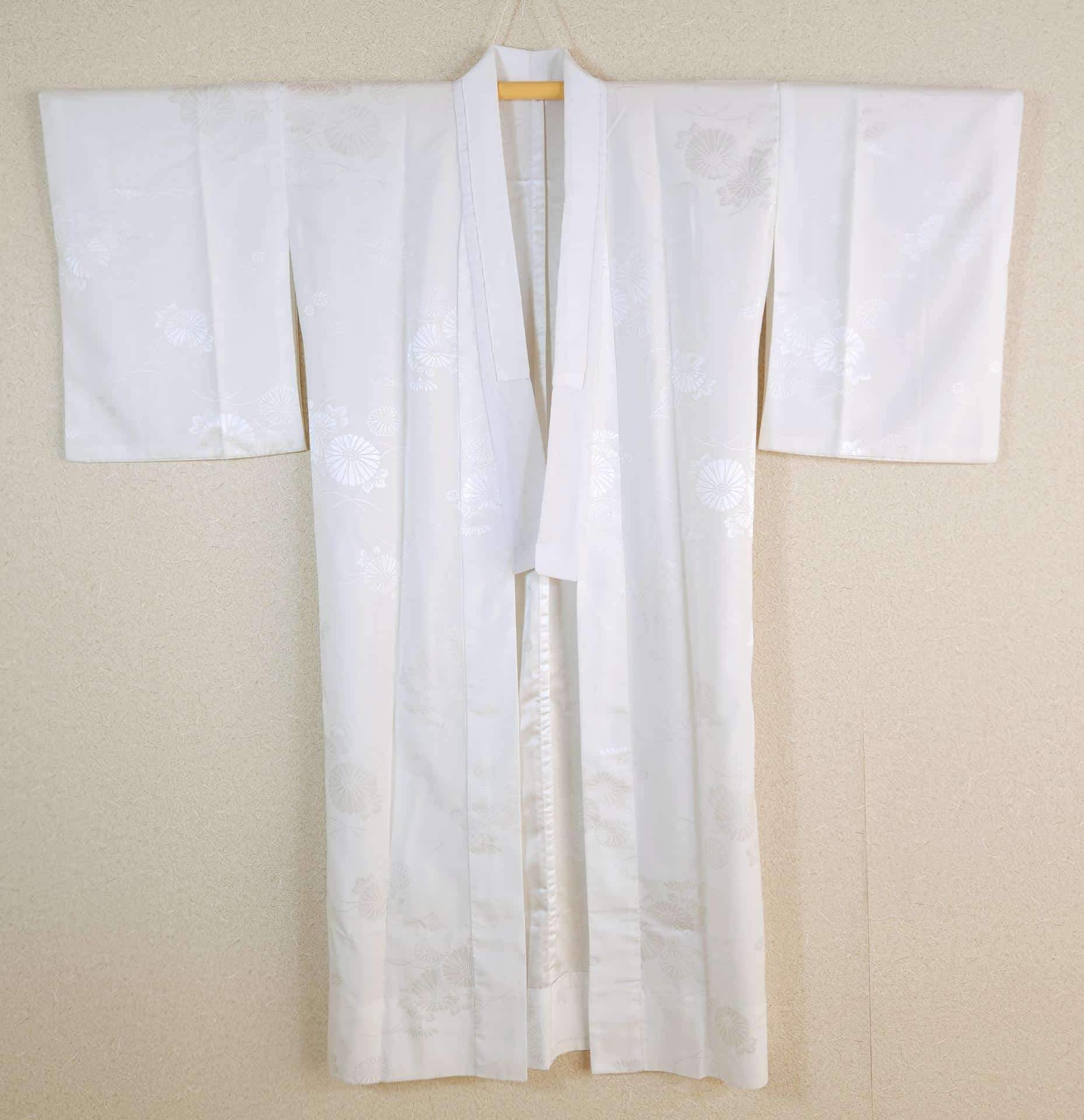 Nagajuban in white Kiku-patterned brocade