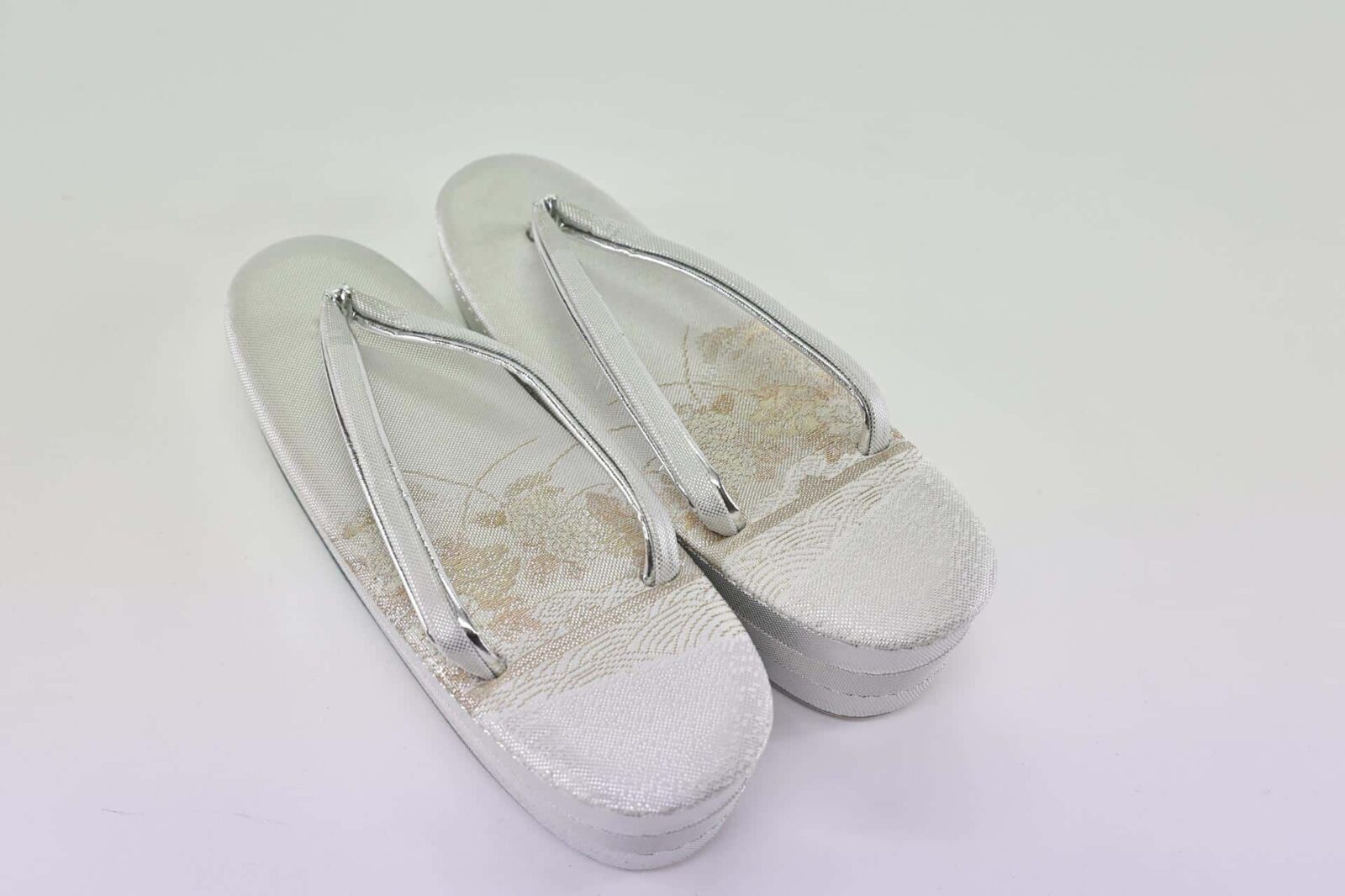 Silver Kimono Zori with floral patterns