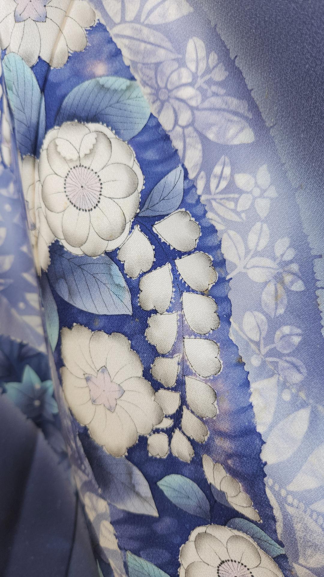 Blue Houmongi with fan-shaped flowers