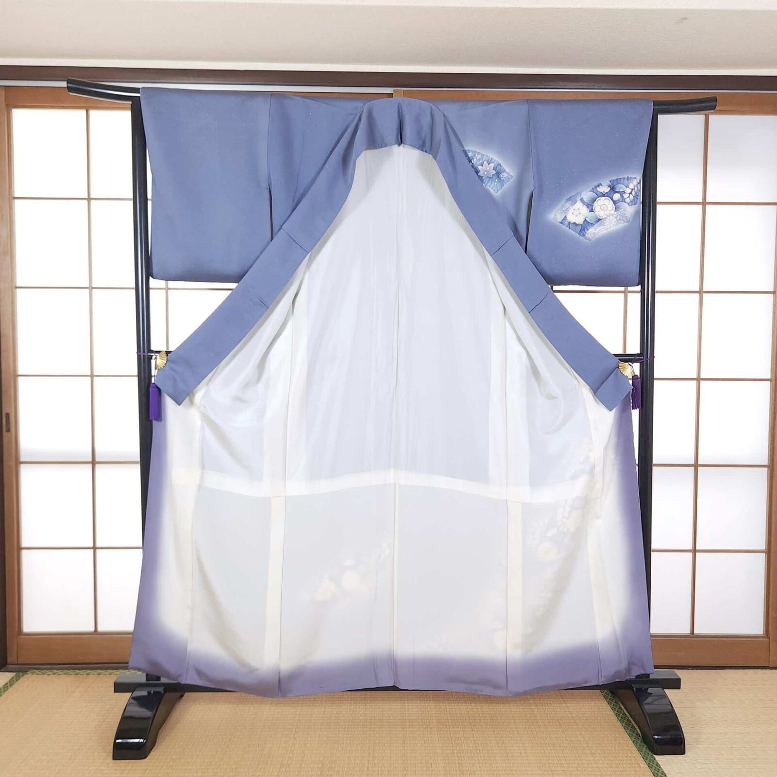 Blue Houmongi with fan-shaped flowers