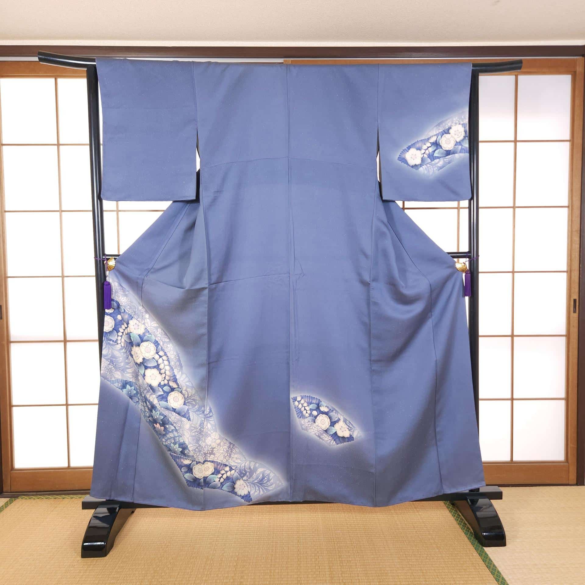 Blue Houmongi with fan-shaped flowers