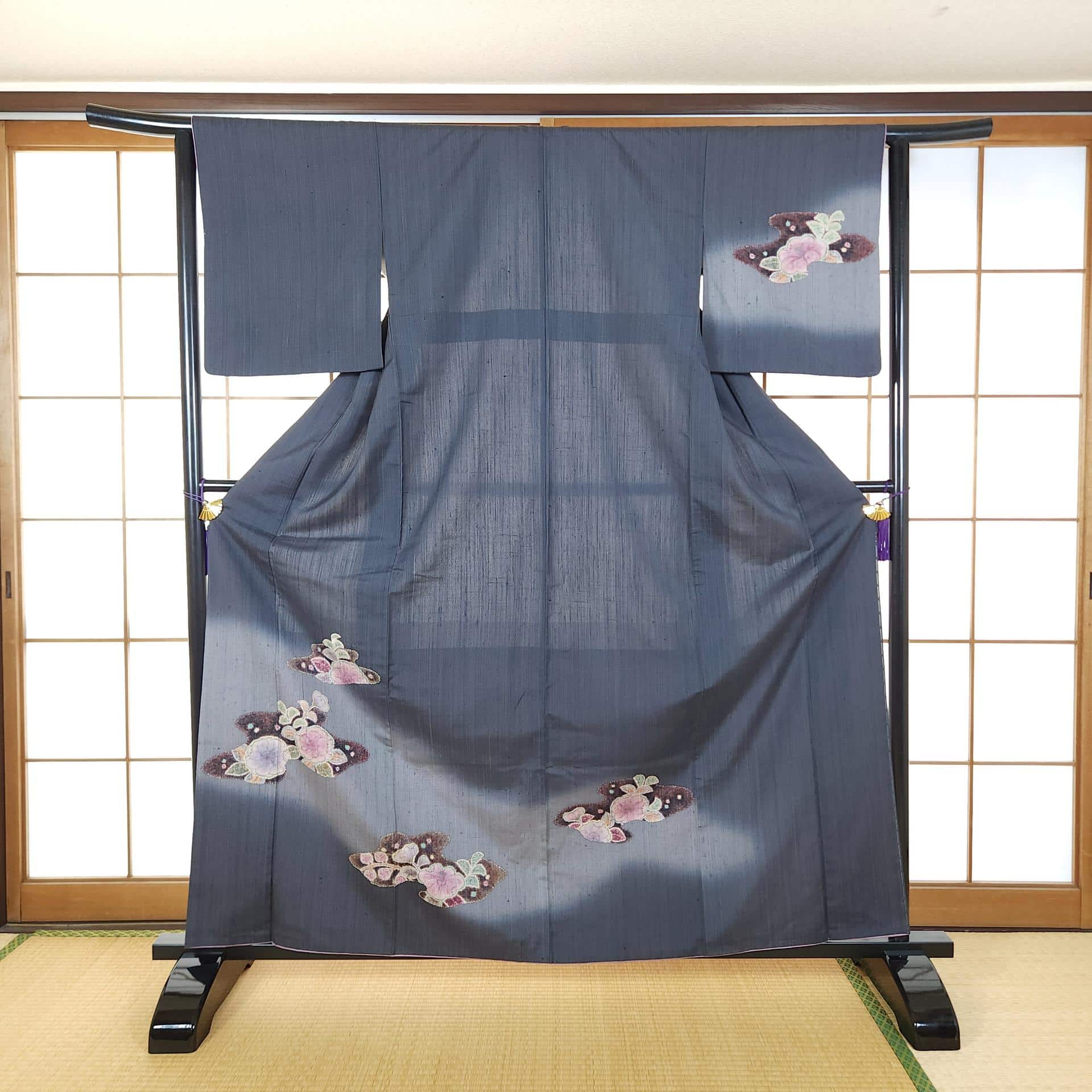 Gray Houmongi mauve flowers - Tsumugi style