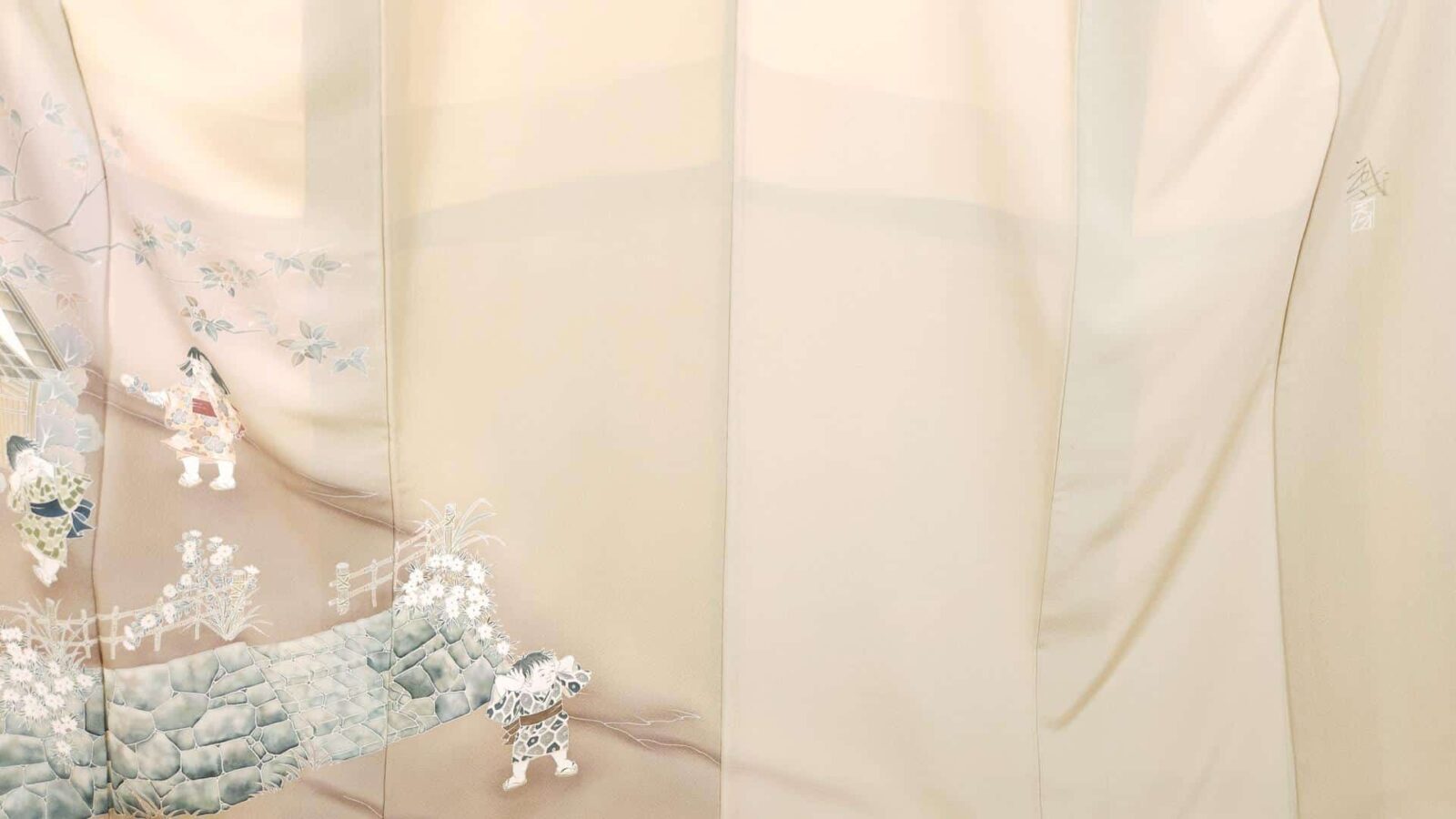 Hand-painted beige Houmongi with children
