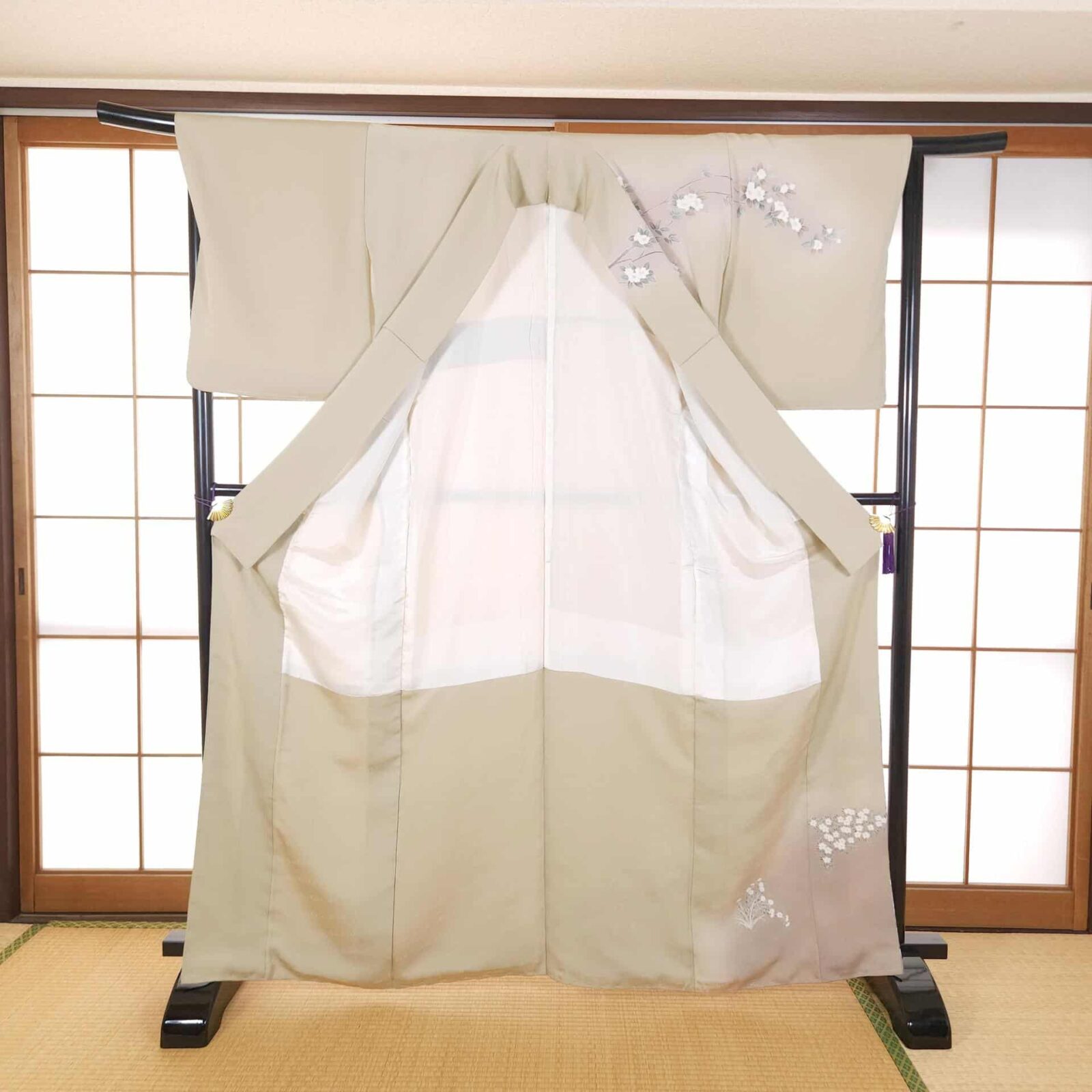 Hand-painted beige Houmongi with children