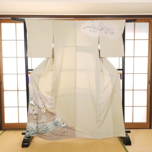 Hand-painted beige Houmongi with children
