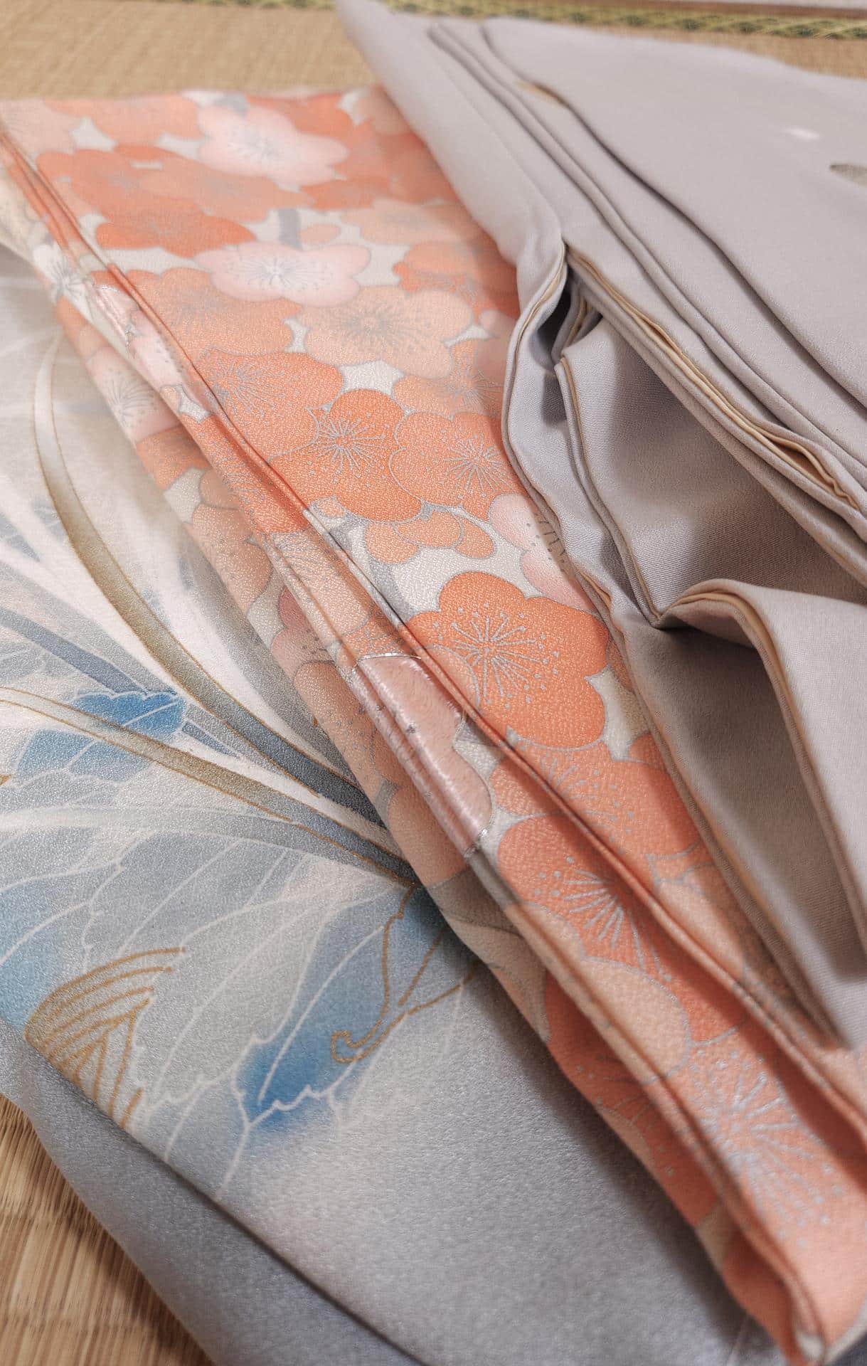 Set of 3 vintage Kimonos in peach and grey