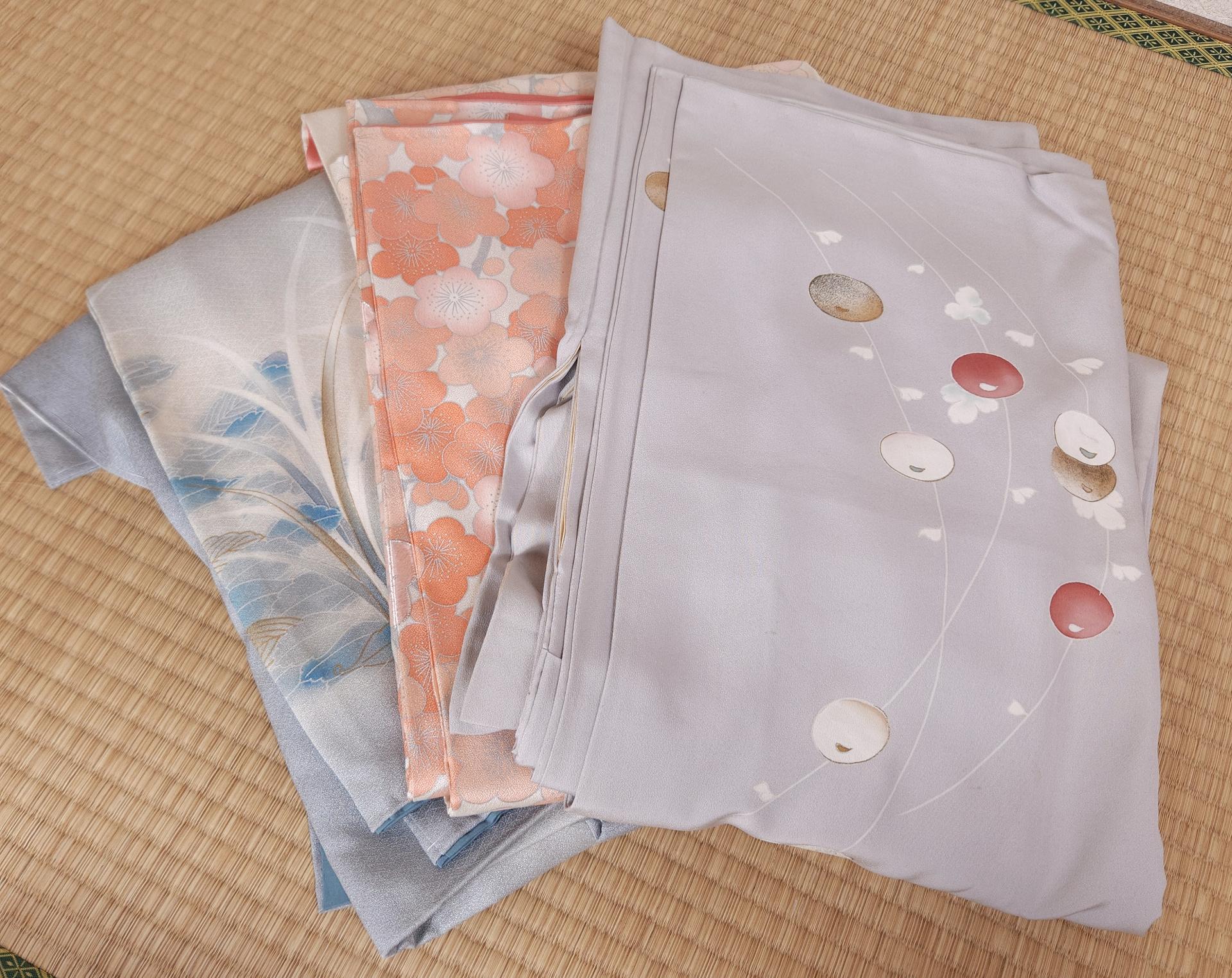 Set of 3 vintage Kimonos in peach and grey
