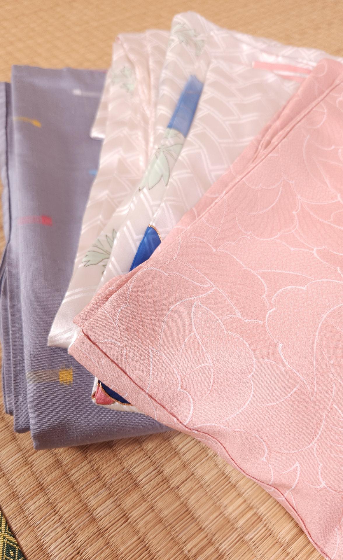 Set of 3 vintage Kimonos in pink and grey