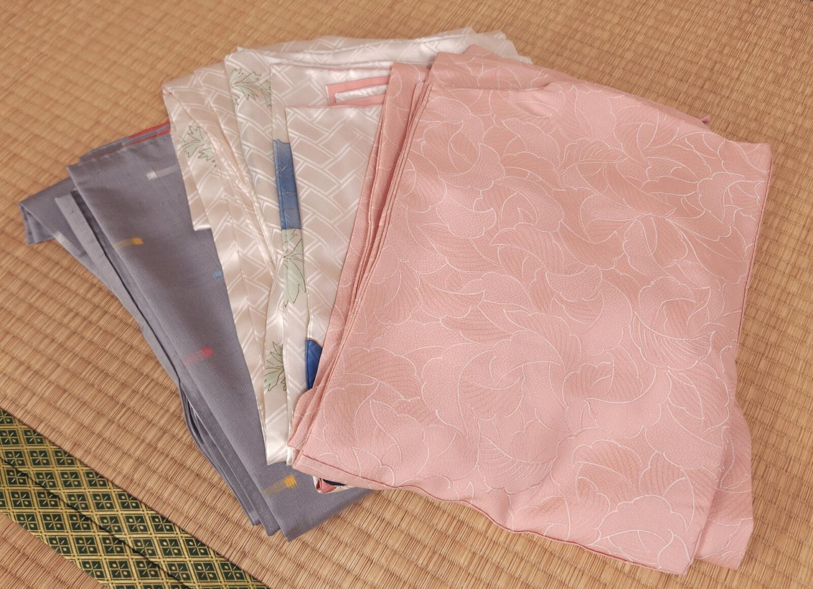 Set of 3 vintage Kimonos in pink and grey