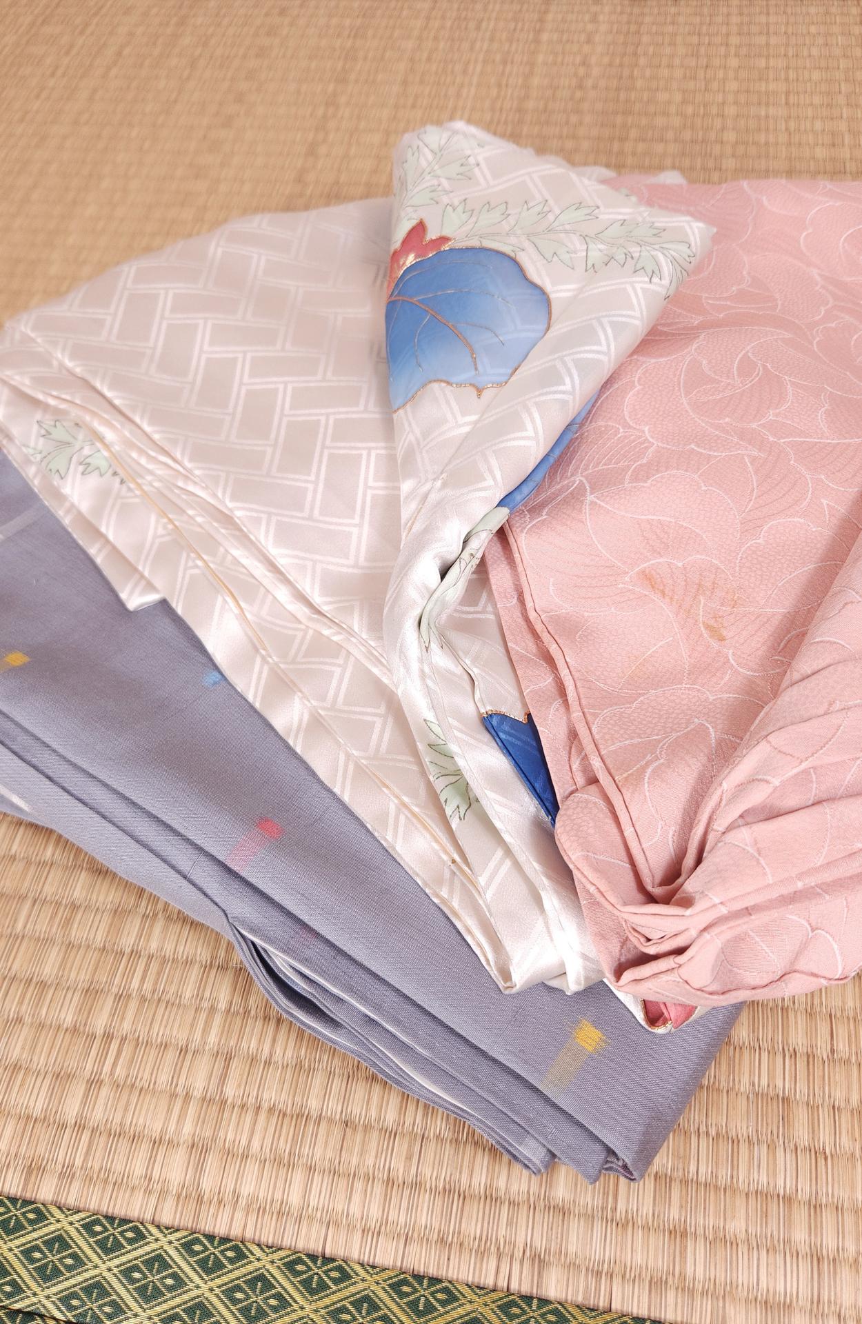 Set of 3 vintage Kimonos in pink and grey