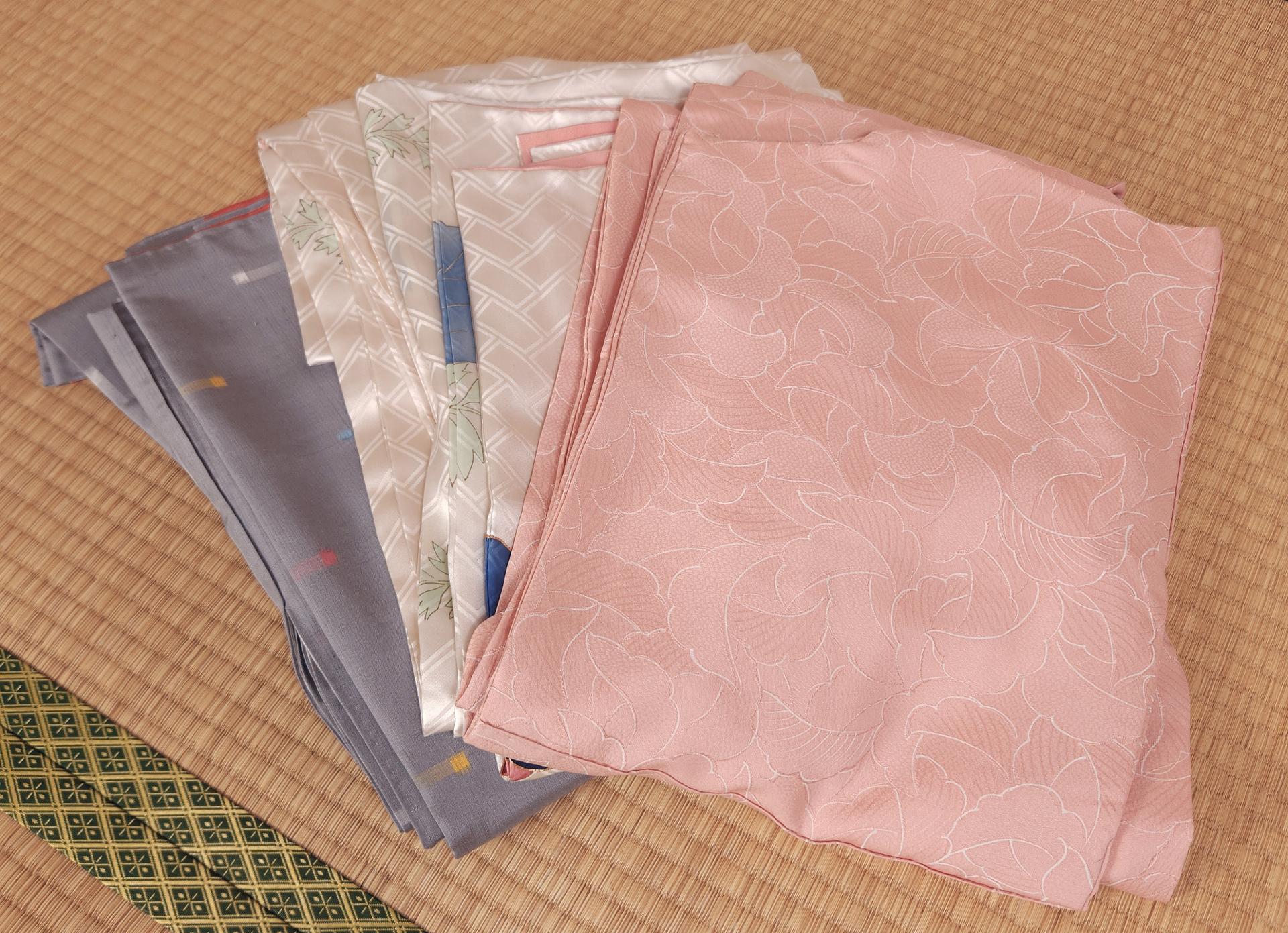 Set of 3 vintage Kimonos in pink and grey