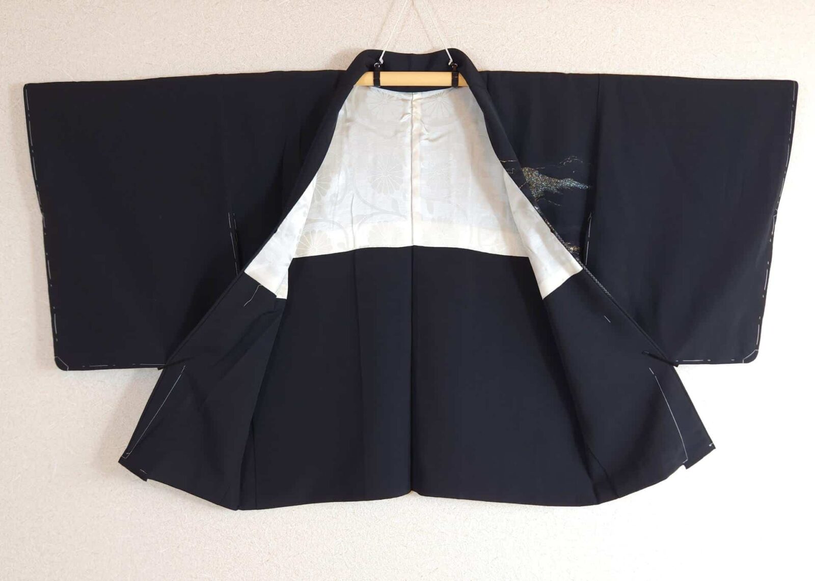 Black Haori adorned with majestic mountains