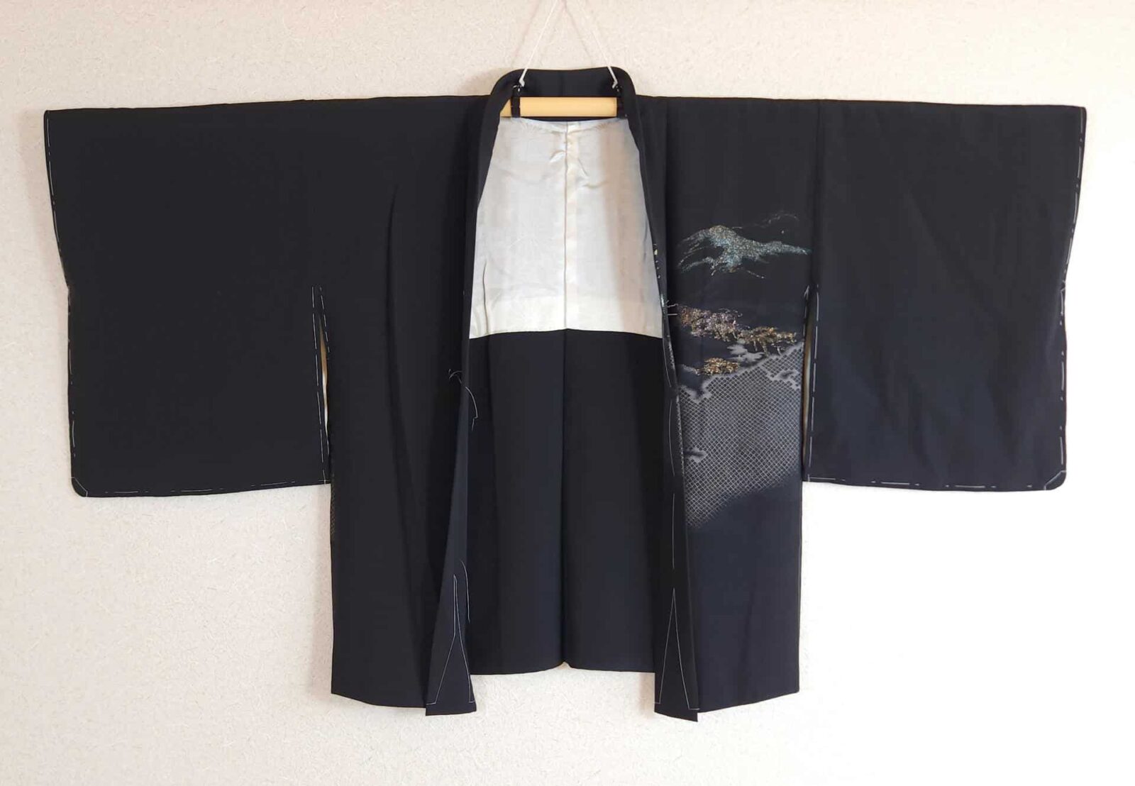 Black Haori adorned with majestic mountains