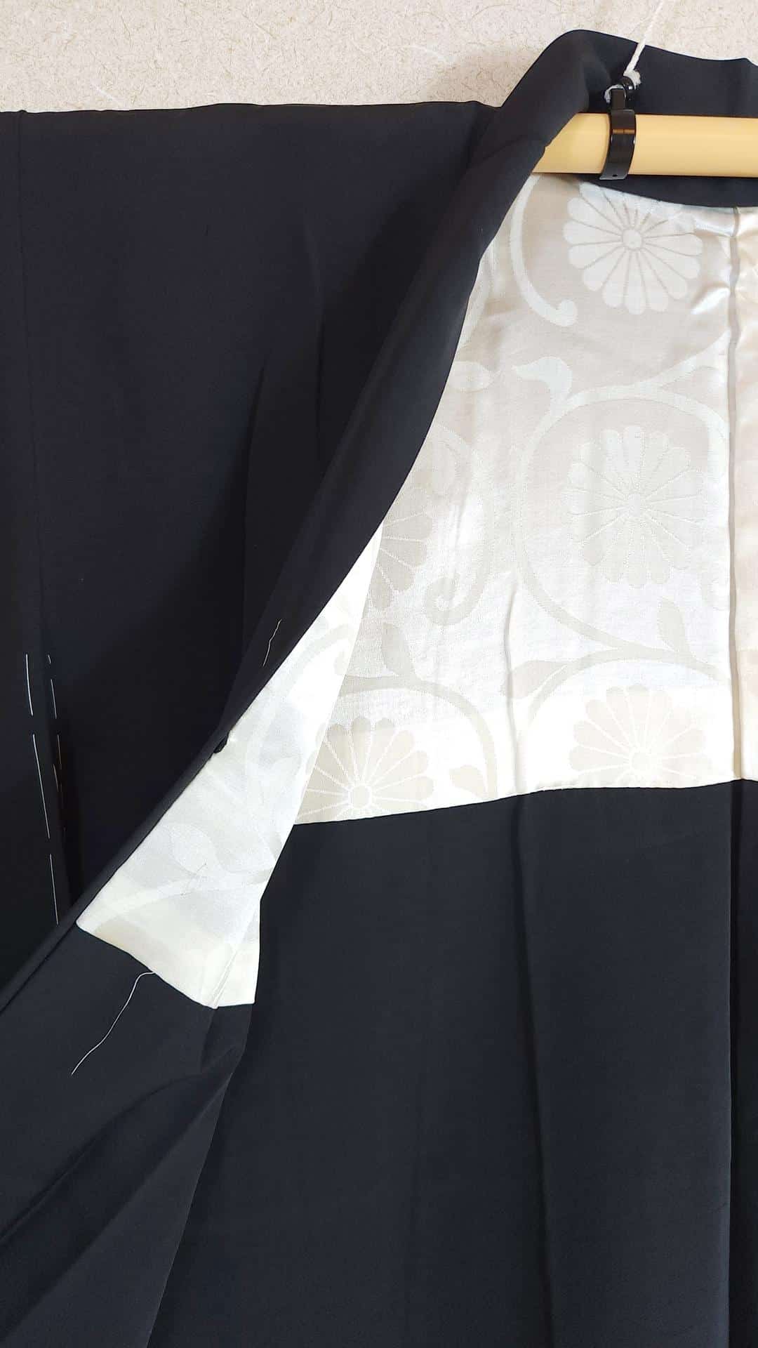 Black Haori adorned with majestic mountains