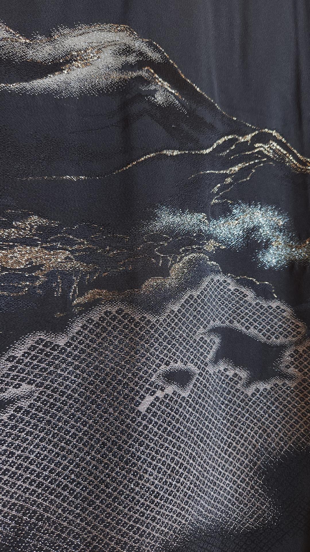 Black Haori adorned with majestic mountains