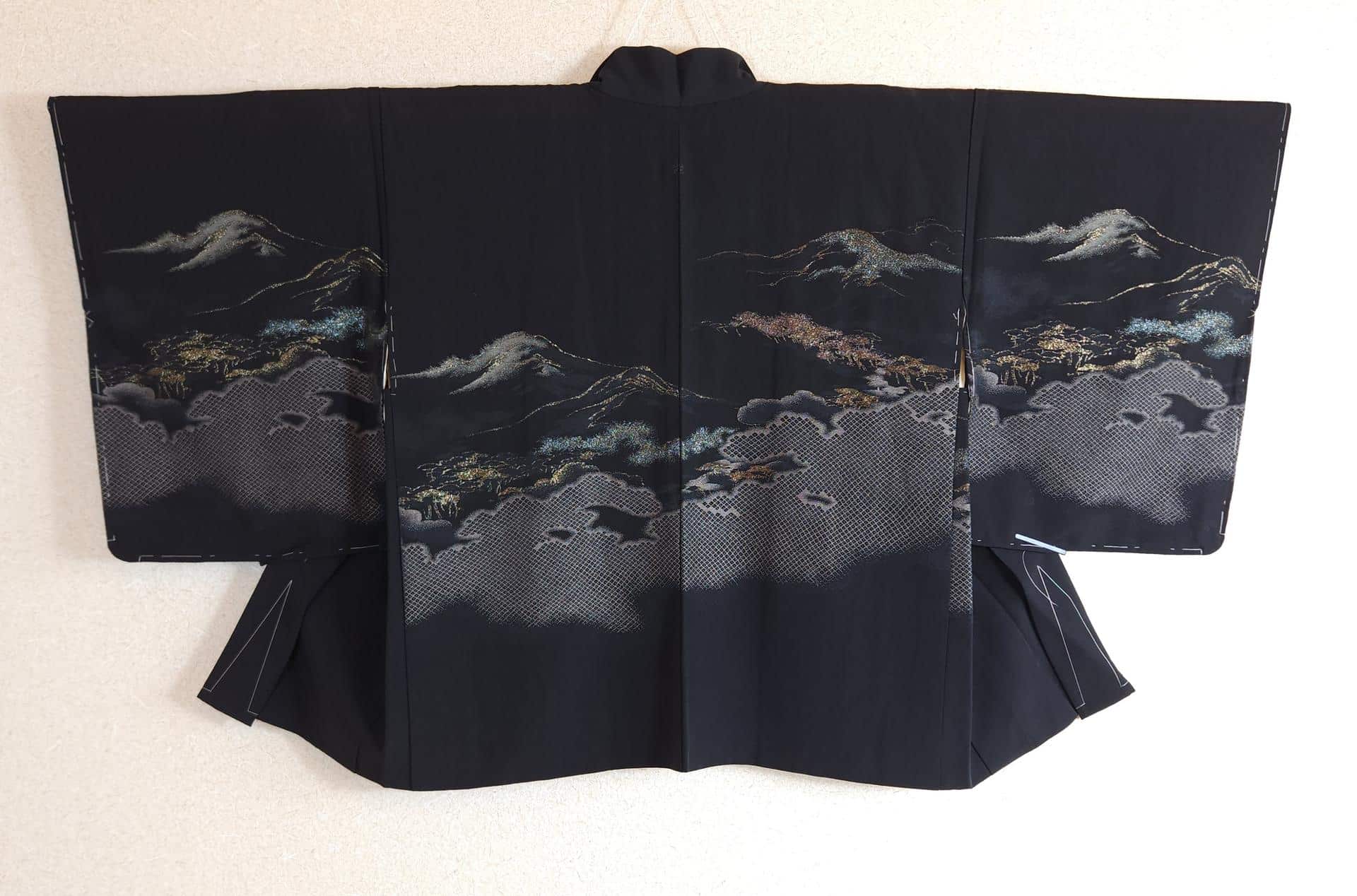 Black Haori adorned with majestic mountains