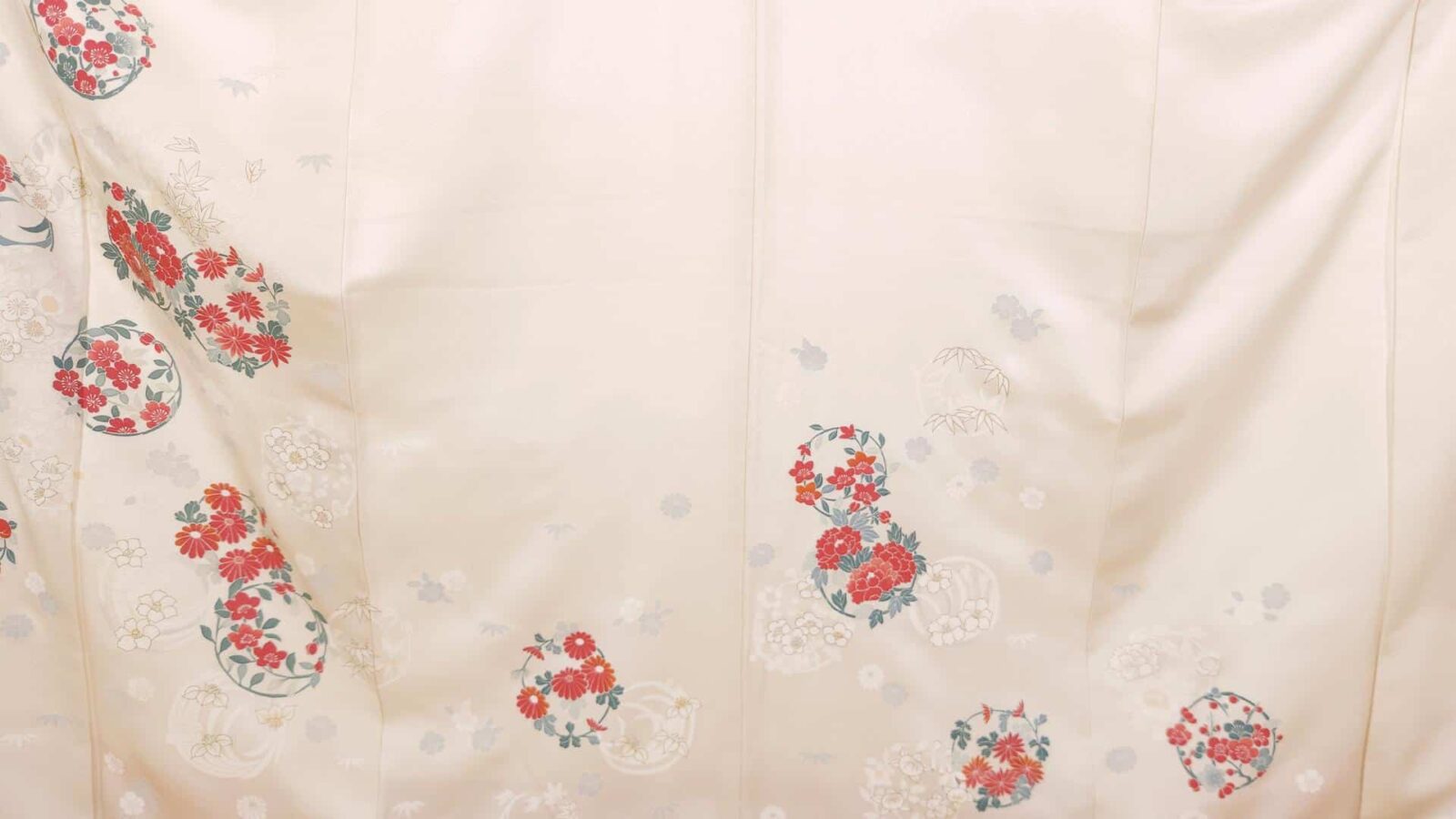 Cream Houmongi with hand-painted flowers