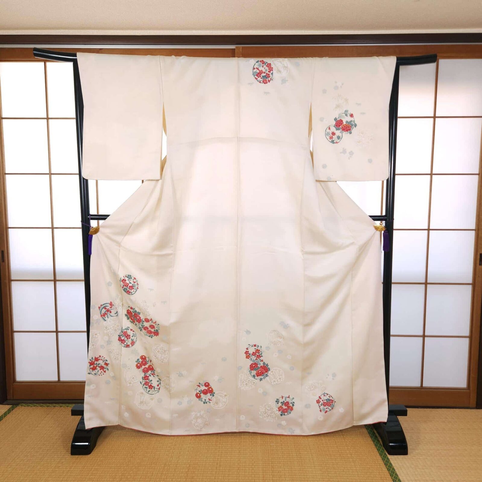 Cream Houmongi with hand-painted flowers