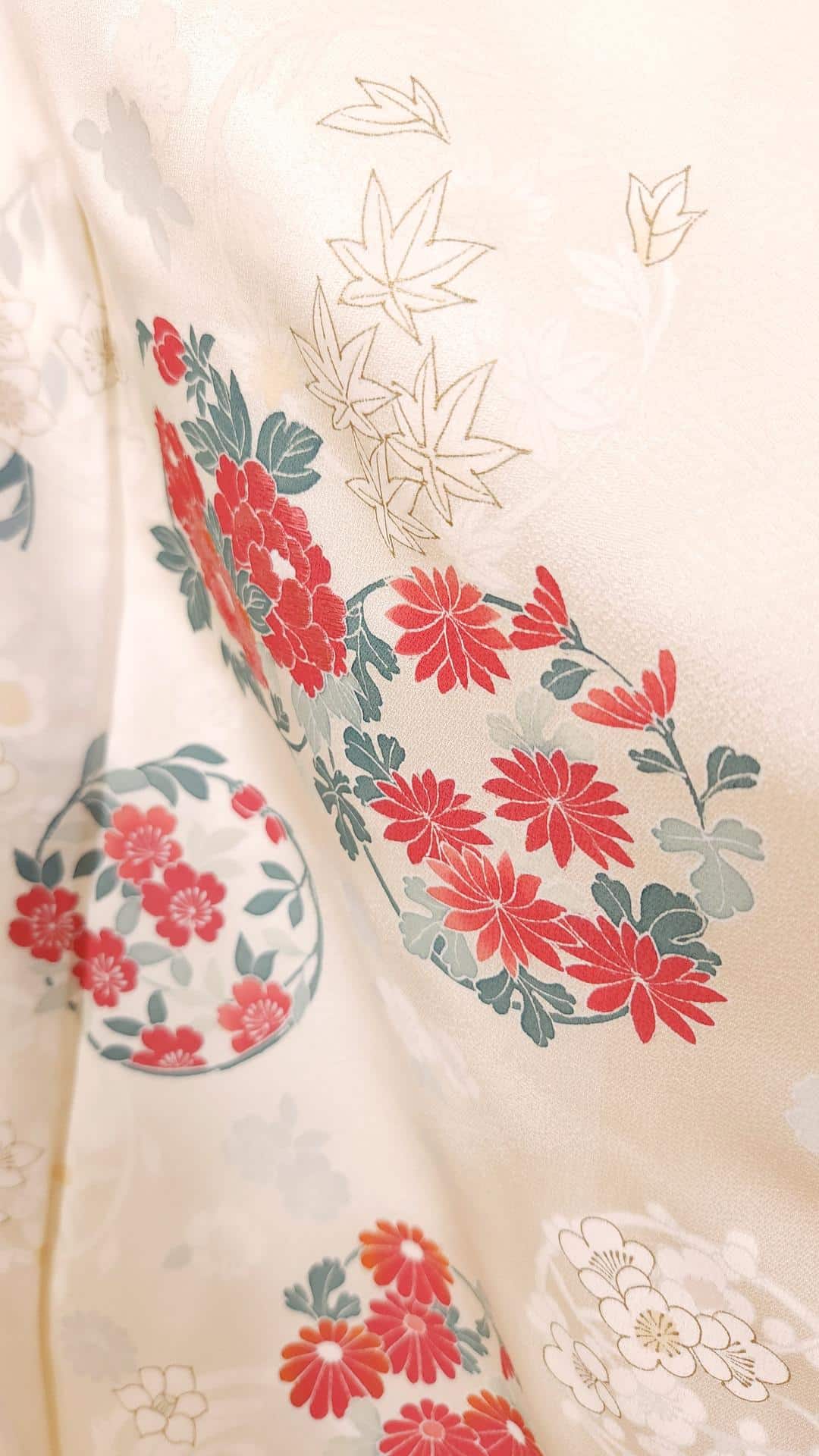 Cream Houmongi with hand-painted flowers