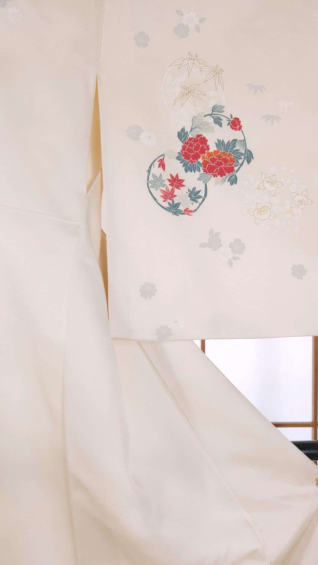 Cream Houmongi with hand-painted flowers
