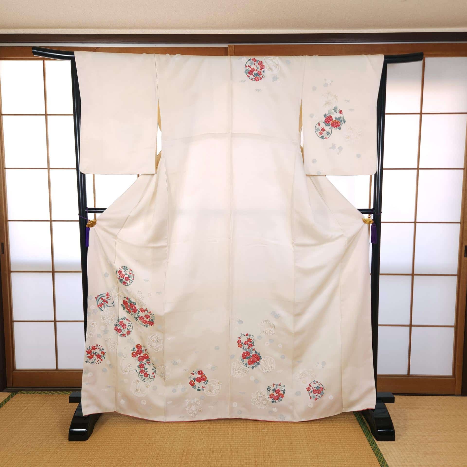 Cream Houmongi with hand-painted flowers