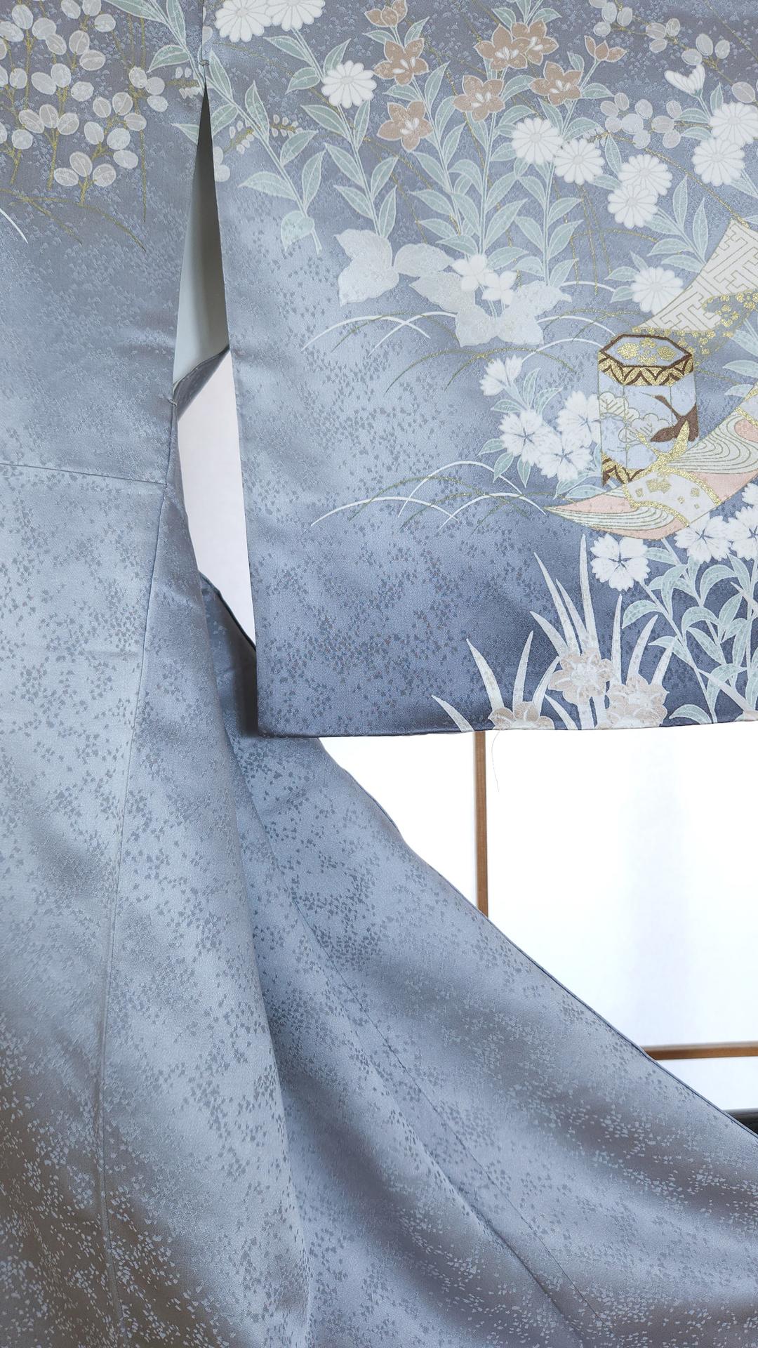 Light grey floral brocade Houmongi