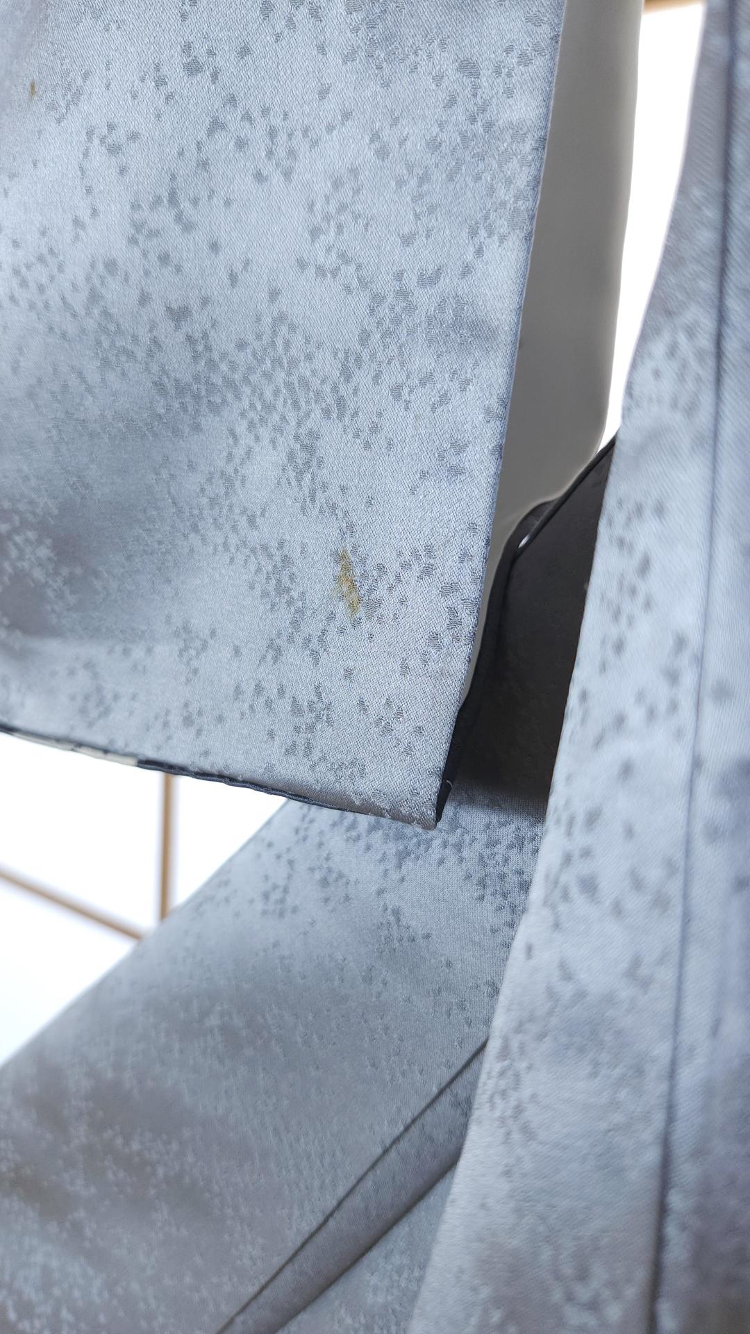 Light grey floral brocade Houmongi