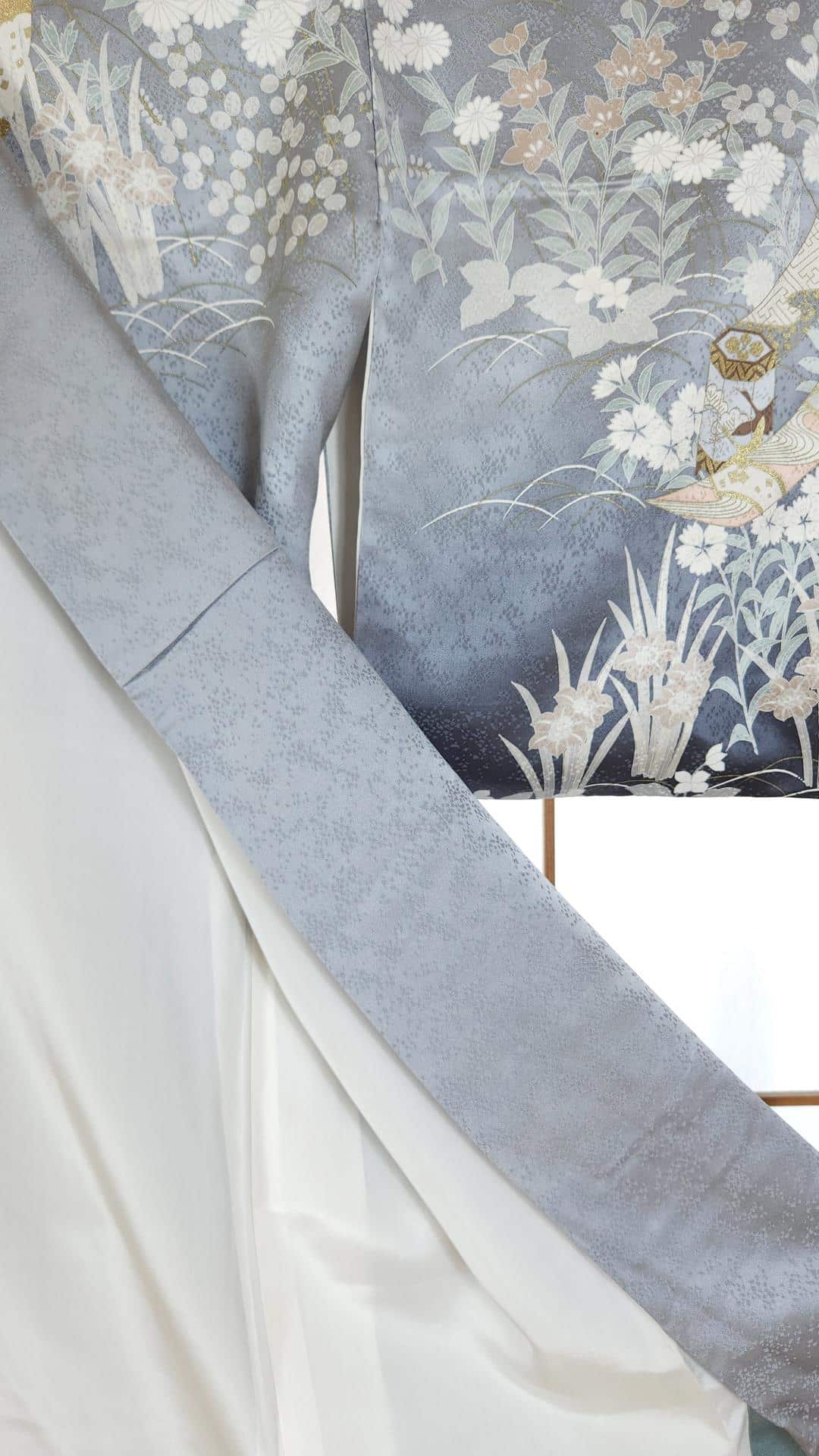 Light grey floral brocade Houmongi