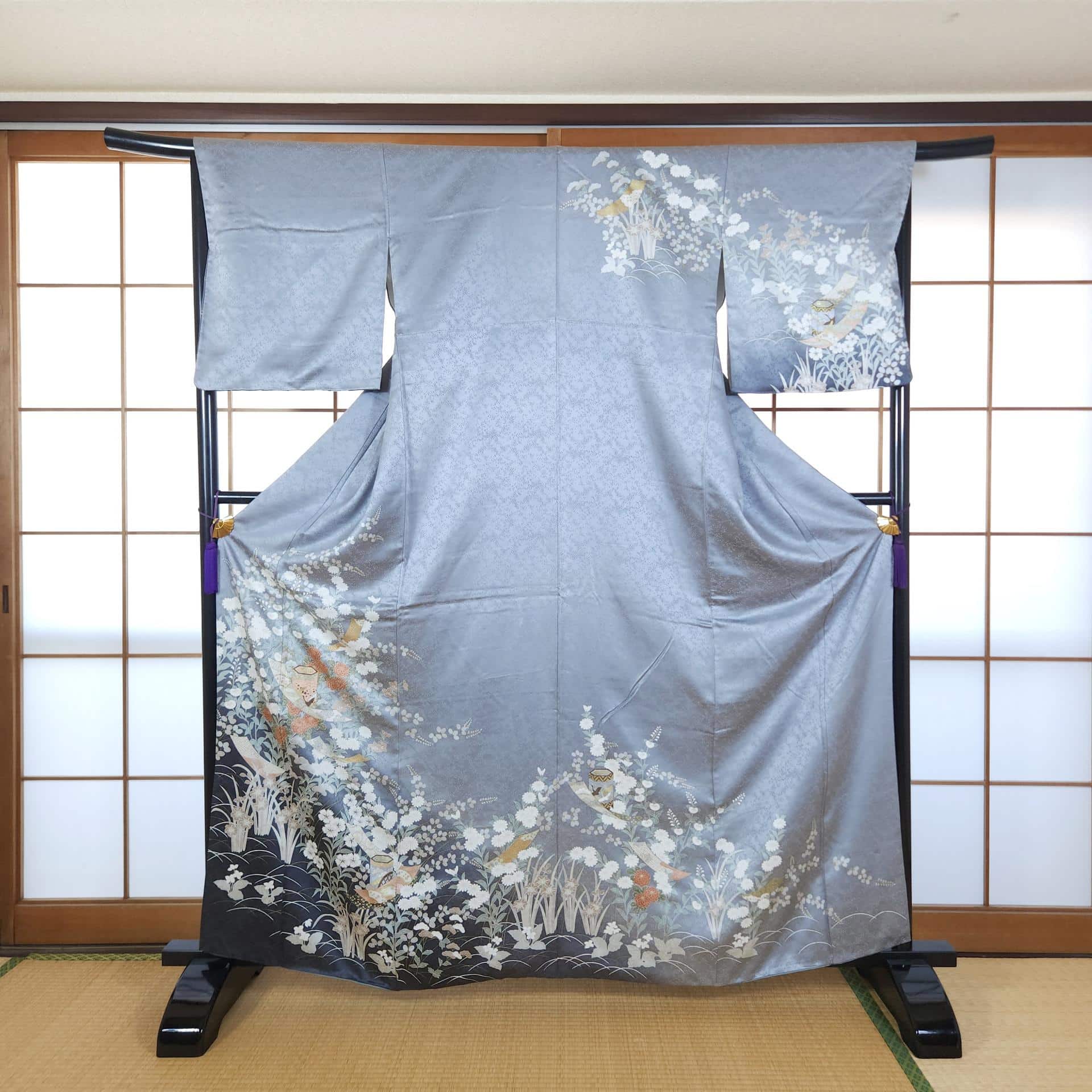 Light grey floral brocade Houmongi