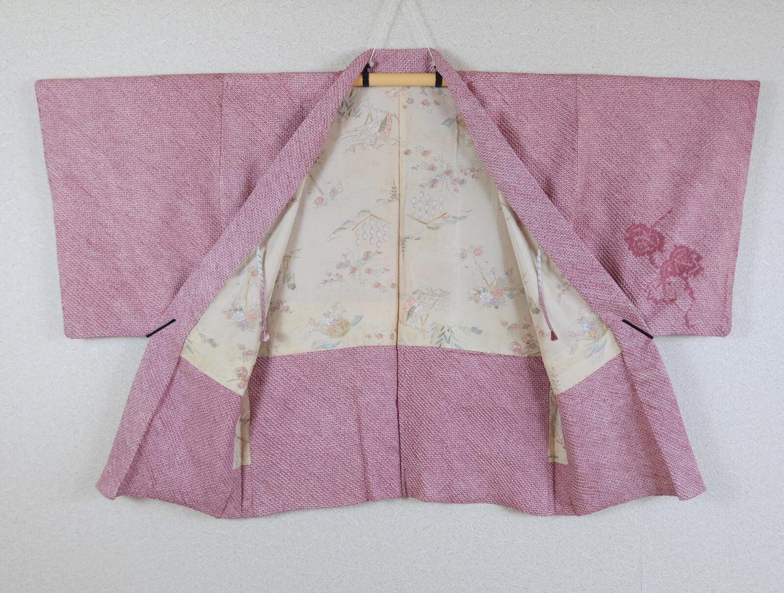 Light pink Haori with vine motifs