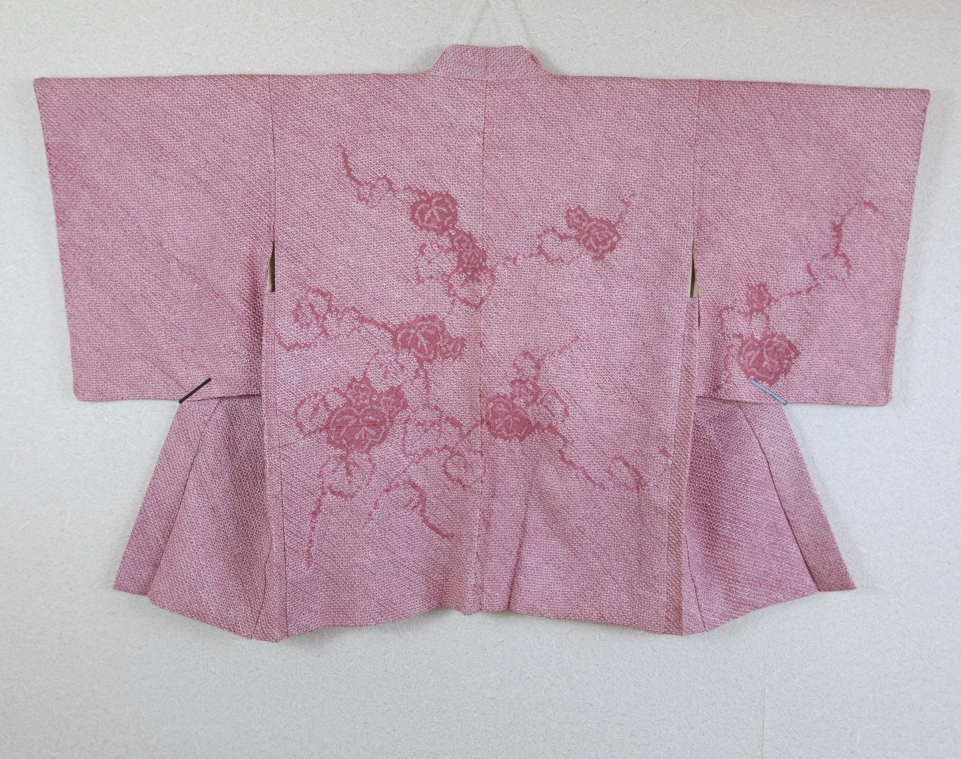 Light pink Haori with vine motifs
