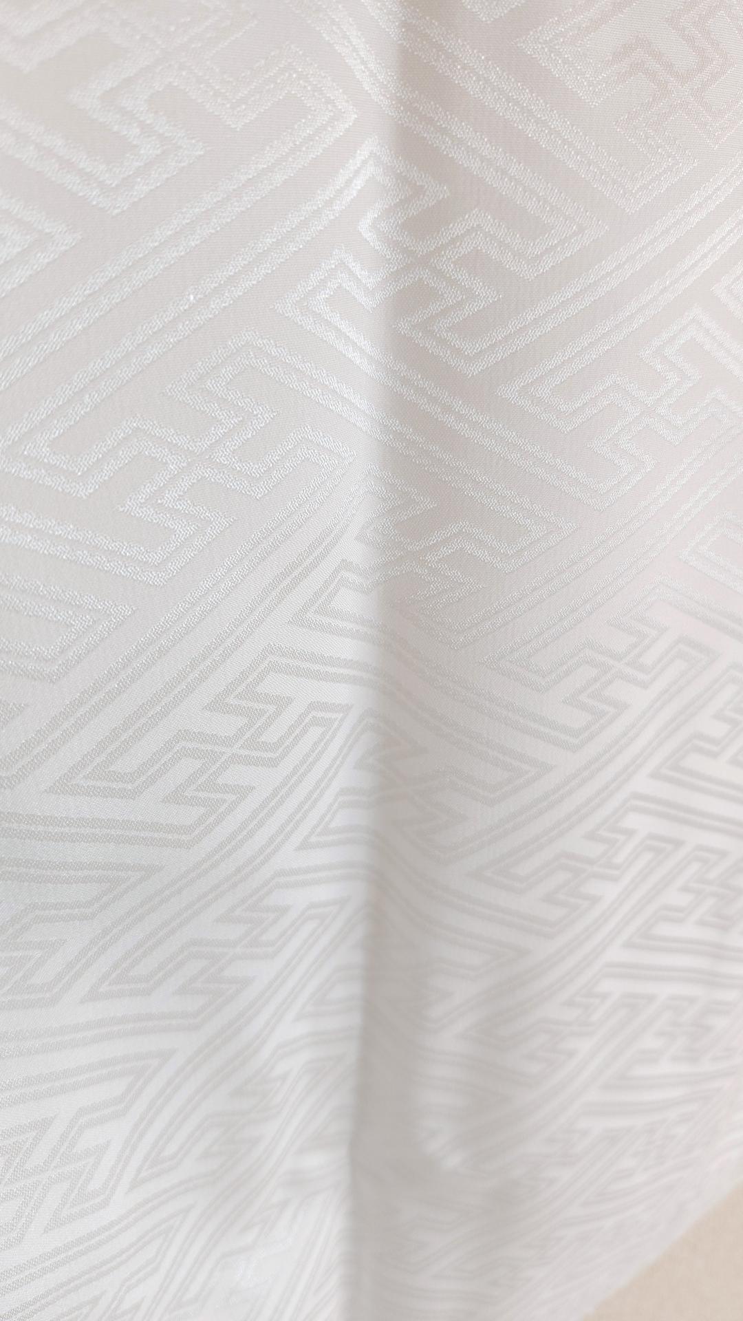 Nagajuban in white Sayagata-patterned brocade